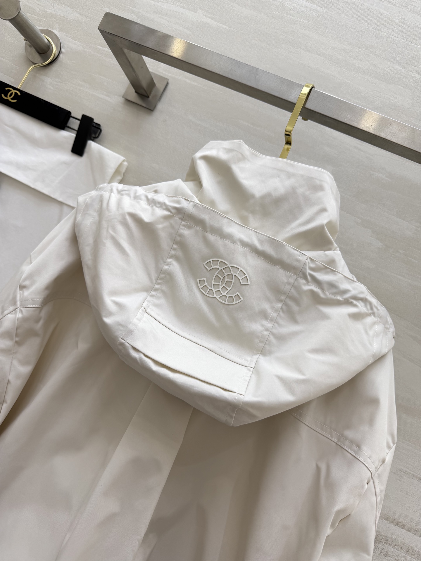 早春的第一件外套，是Chanel风给的🌬极简廓形+精致双C刺绣，把高级感和街头感平衡得刚刚好，白色温柔又