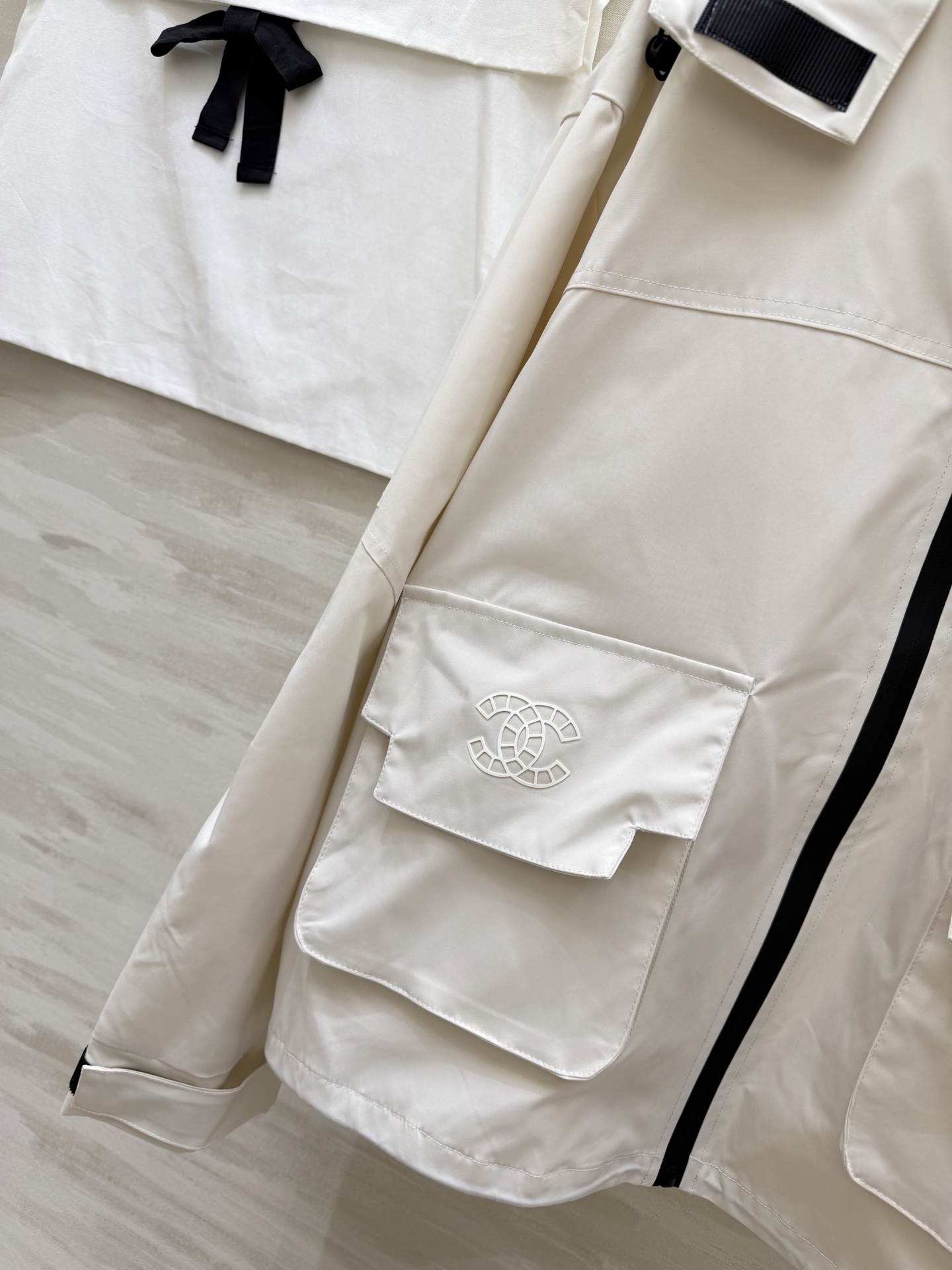 早春的第一件外套，是Chanel风给的🌬极简廓形+精致双C刺绣，把高级感和街头感平衡得刚刚好，白色温柔又