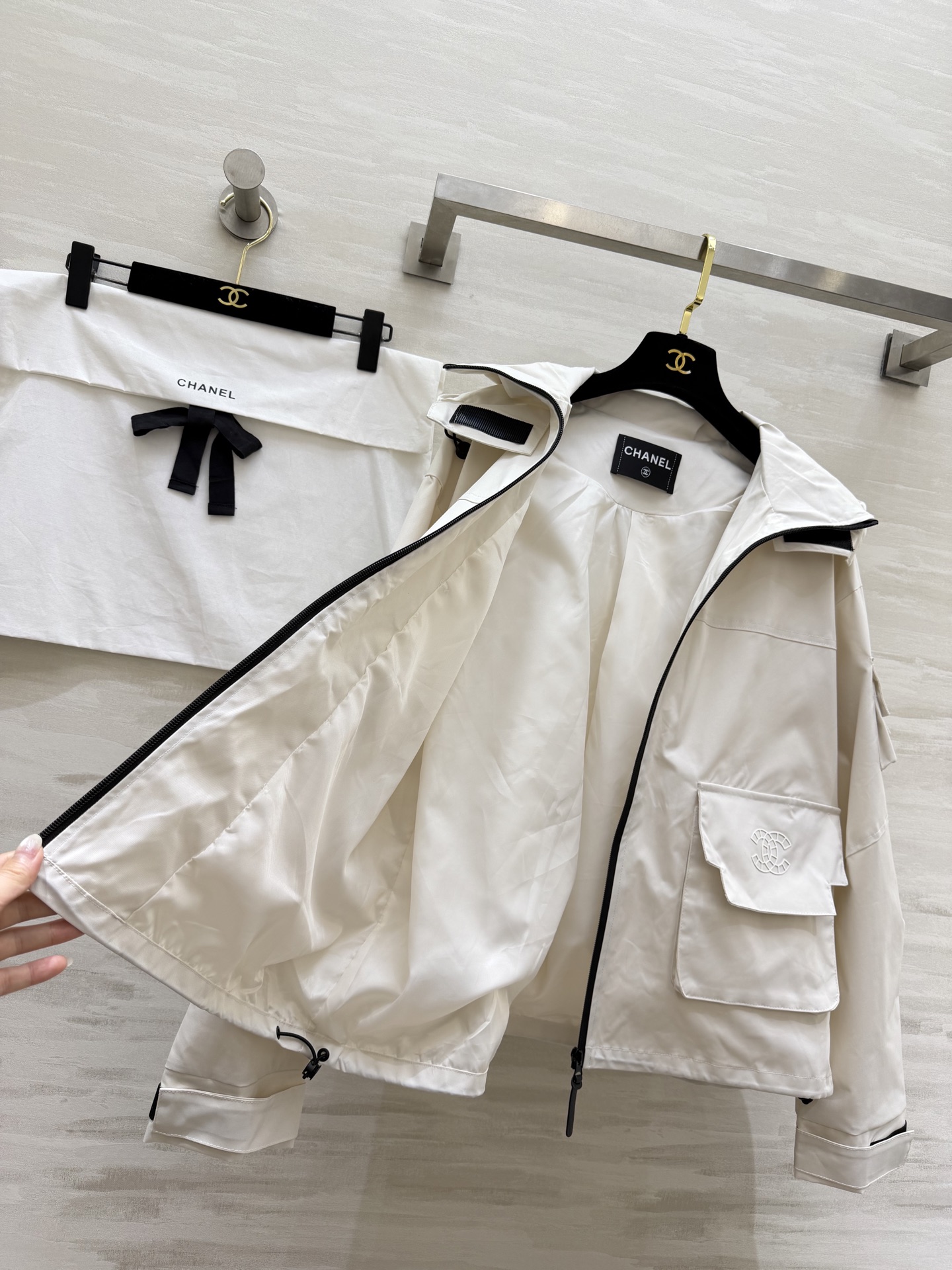 早春的第一件外套，是Chanel风给的🌬极简廓形+精致双C刺绣，把高级感和街头感平衡得刚刚好，白色温柔又