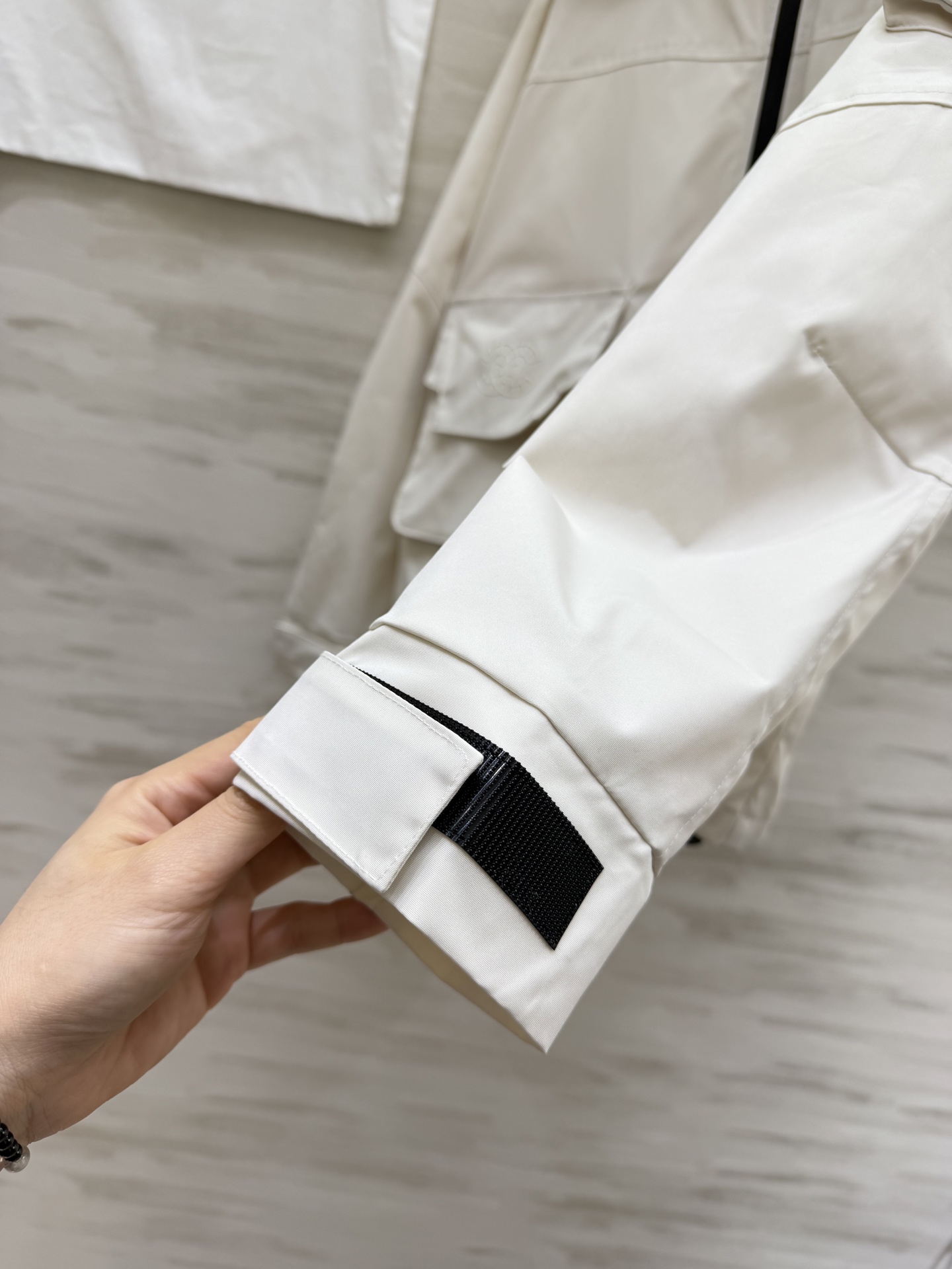 早春的第一件外套，是Chanel风给的🌬极简廓形+精致双C刺绣，把高级感和街头感平衡得刚刚好，白色温柔又