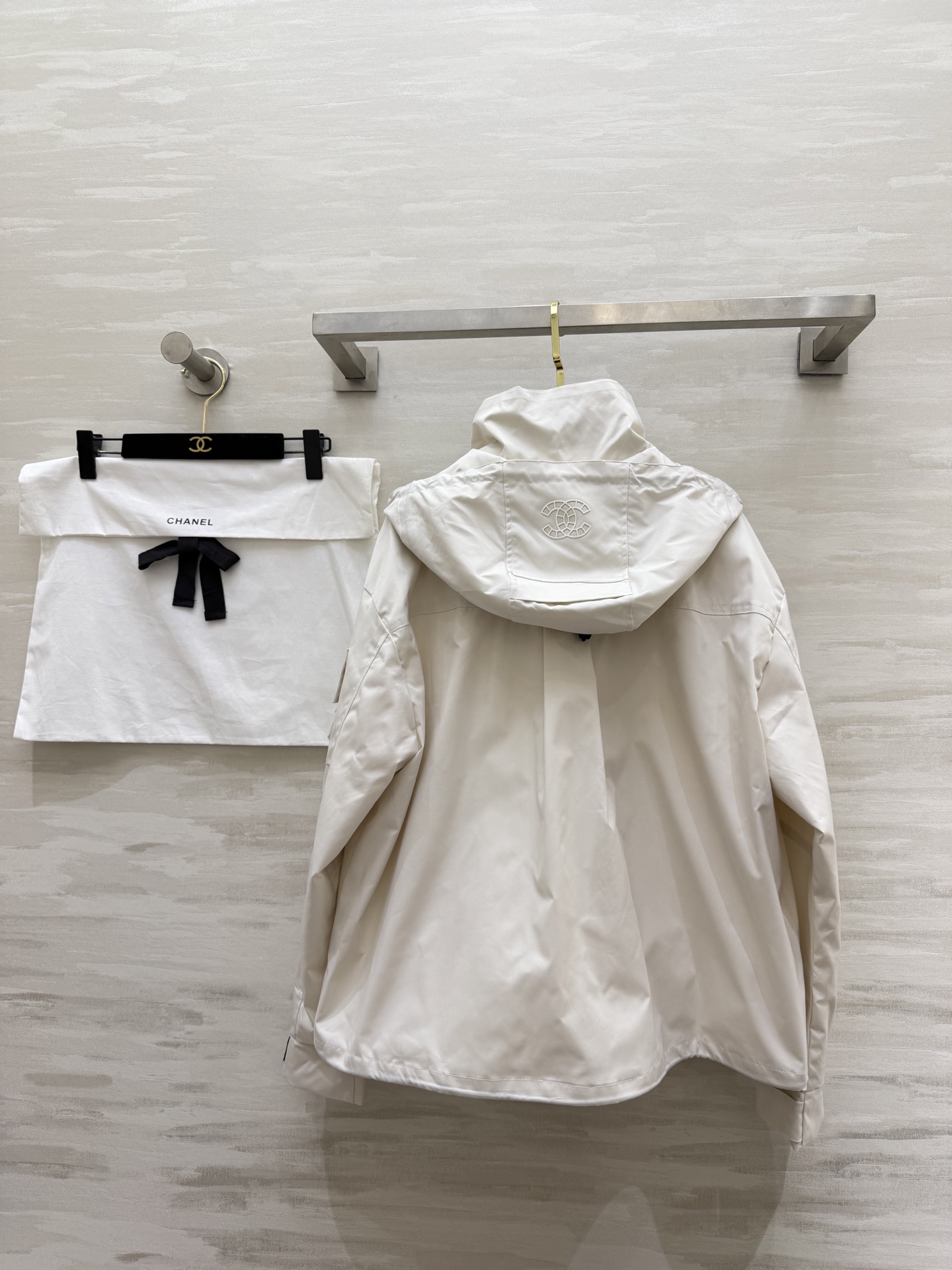 早春的第一件外套，是Chanel风给的🌬极简廓形+精致双C刺绣，把高级感和街头感平衡得刚刚好，白色温柔又