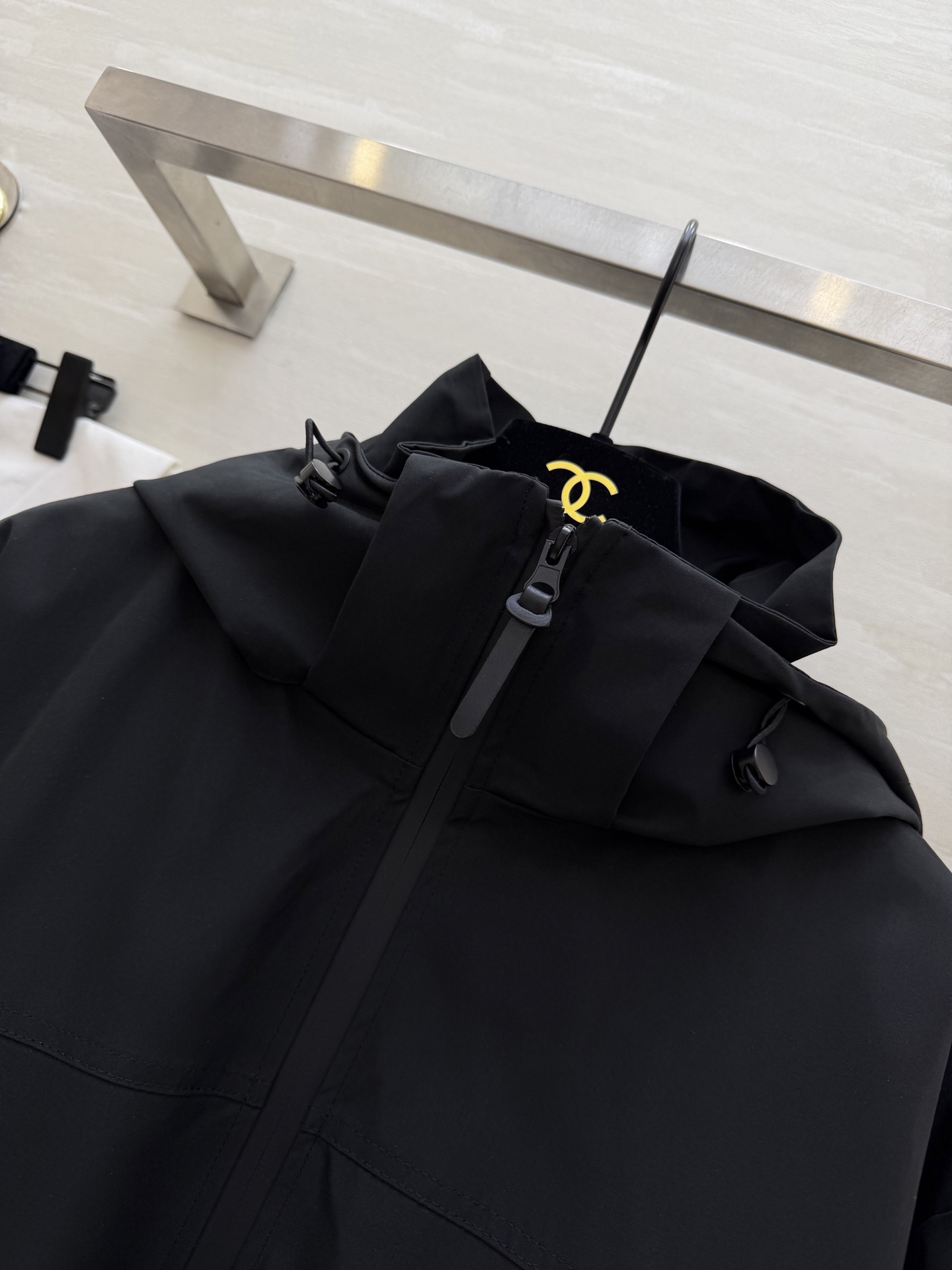 早春的第一件外套，是Chanel风给的🌬极简廓形+精致双C刺绣，把高级感和街头感平衡得刚刚好，白色温柔又