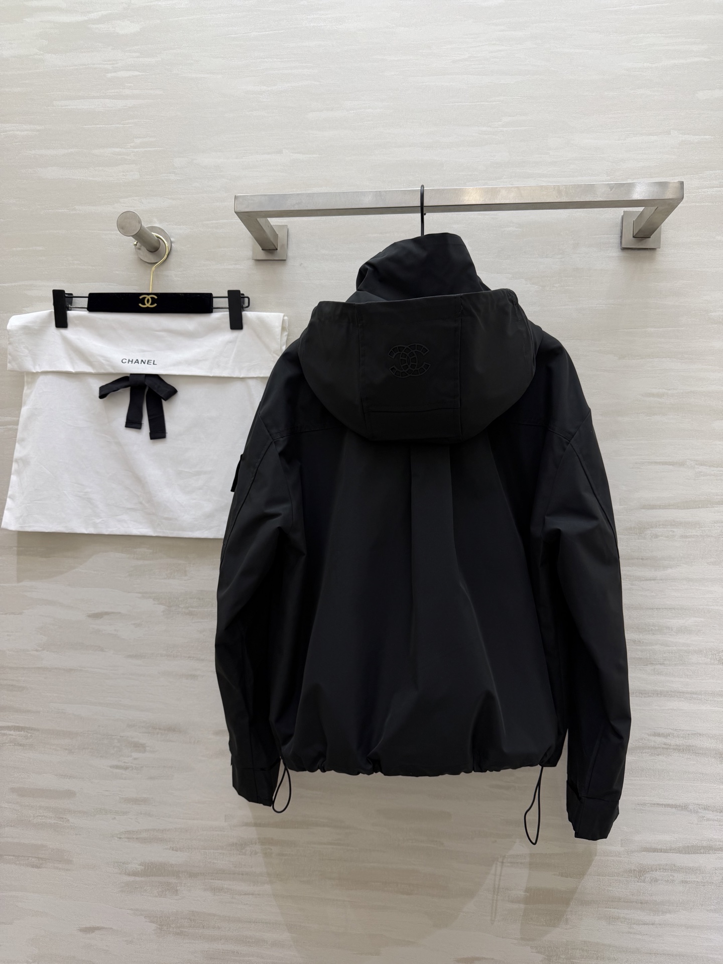 早春的第一件外套，是Chanel风给的🌬极简廓形+精致双C刺绣，把高级感和街头感平衡得刚刚好，白色温柔又