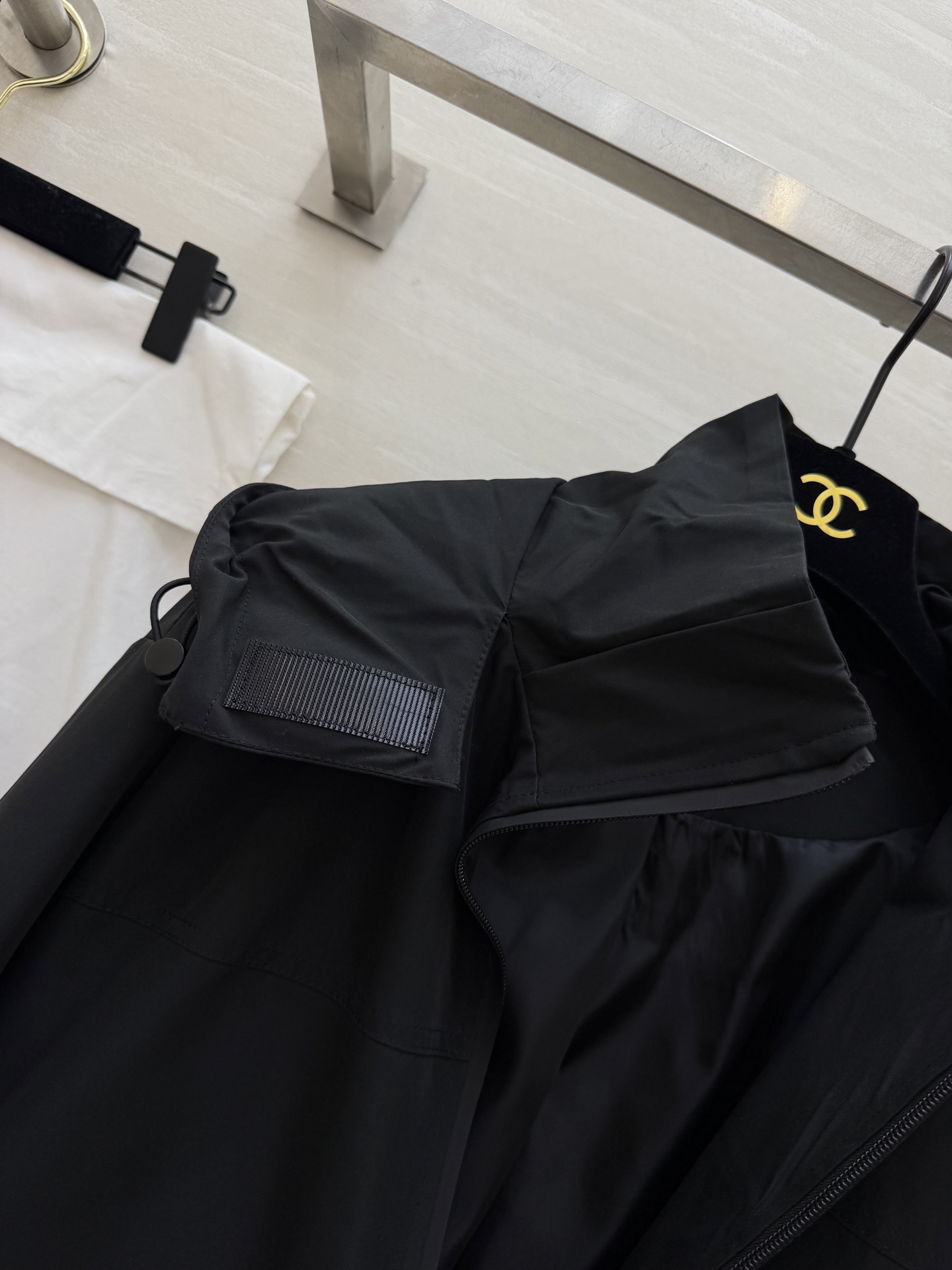 早春的第一件外套，是Chanel风给的🌬极简廓形+精致双C刺绣，把高级感和街头感平衡得刚刚好，白色温柔又