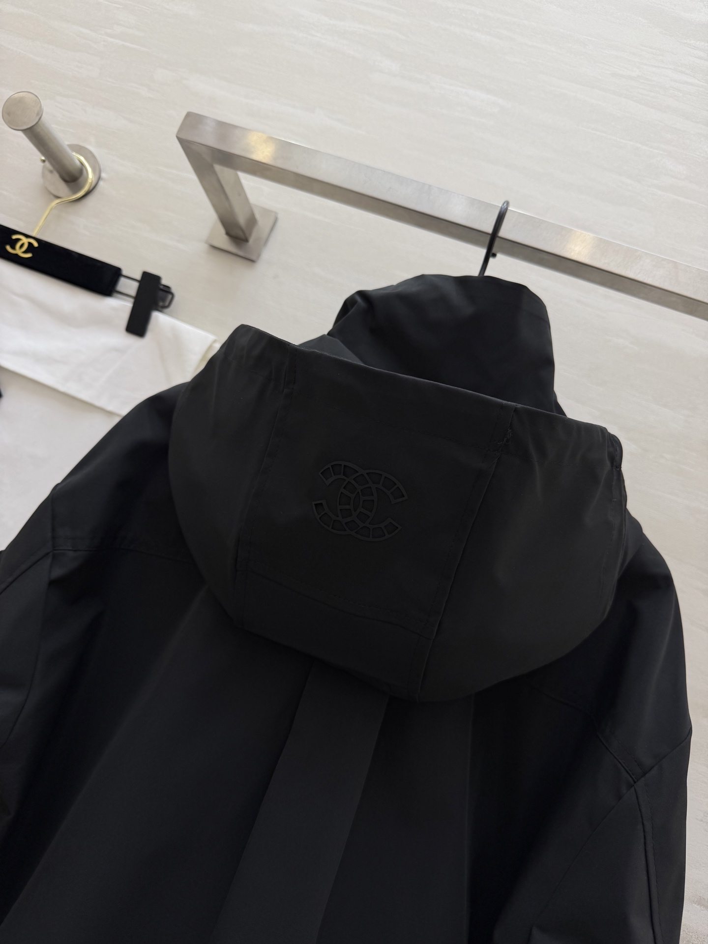 早春的第一件外套，是Chanel风给的🌬极简廓形+精致双C刺绣，把高级感和街头感平衡得刚刚好，白色温柔又