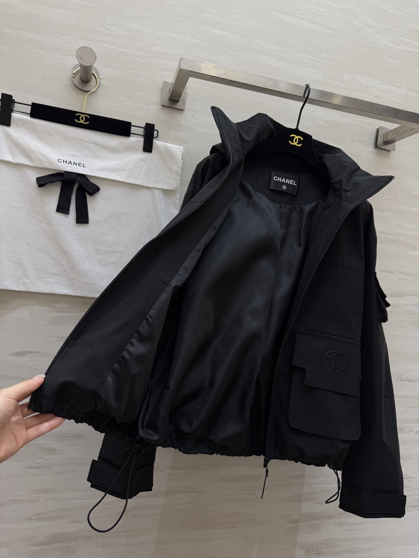 早春的第一件外套，是Chanel风给的🌬极简廓形+精致双C刺绣，把高级感和街头感平衡得刚刚好，白色温柔又