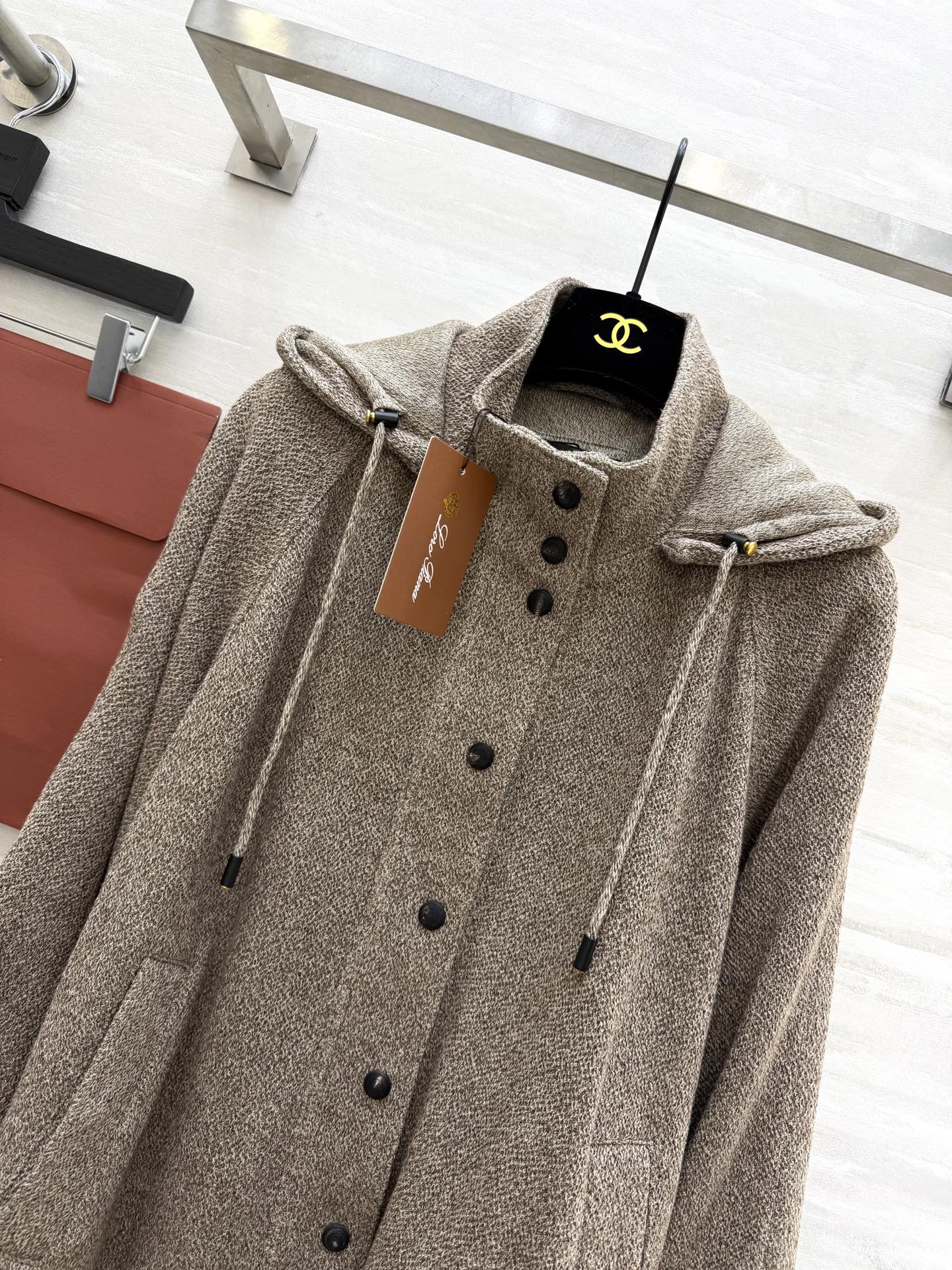 Loro Pian♡²⁶早春系列 连帽真丝羊毛亚麻混纺外套 采用高品质面料 手感软糯 质感超赞！浅驼色杂