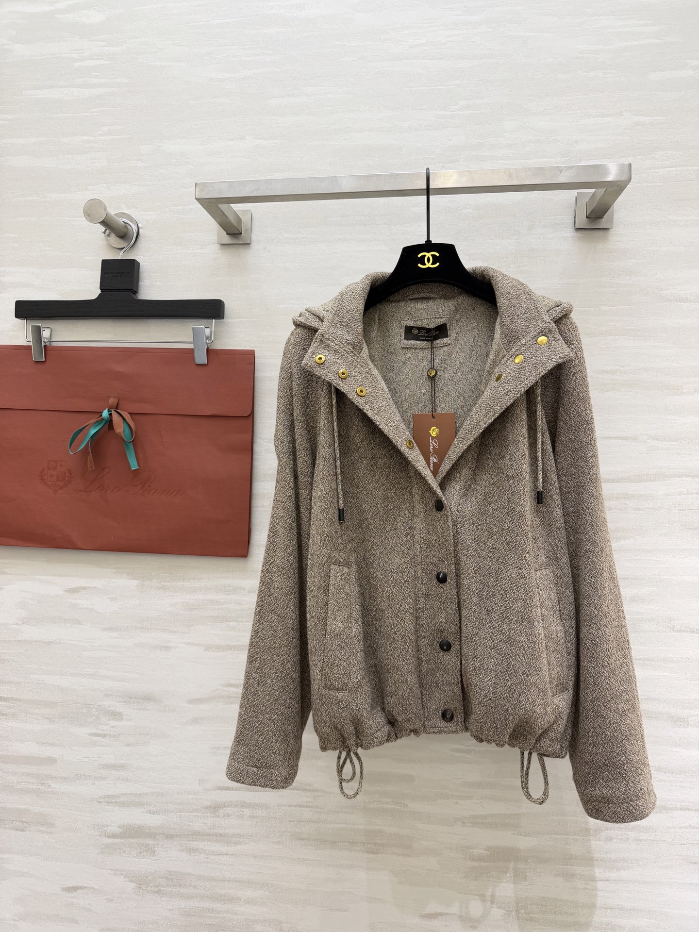 Loro Pian♡²⁶早春系列 连帽真丝羊毛亚麻混纺外套 采用高品质面料 手感软糯 质感超赞！浅驼色杂