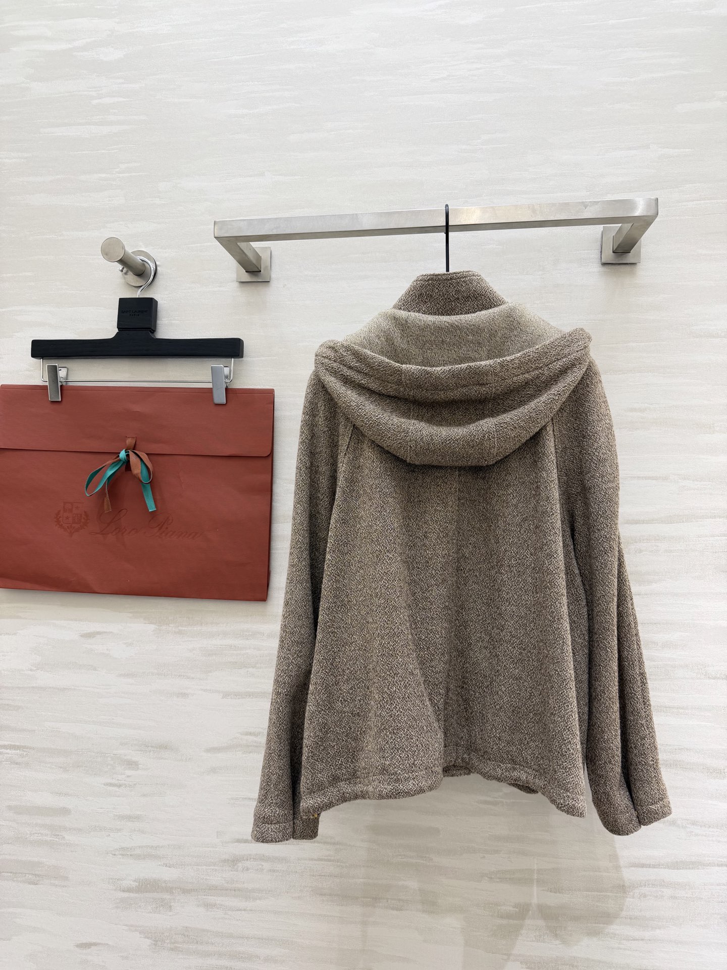 Loro Pian♡²⁶早春系列 连帽真丝羊毛亚麻混纺外套 采用高品质面料 手感软糯 质感超赞！浅驼色杂