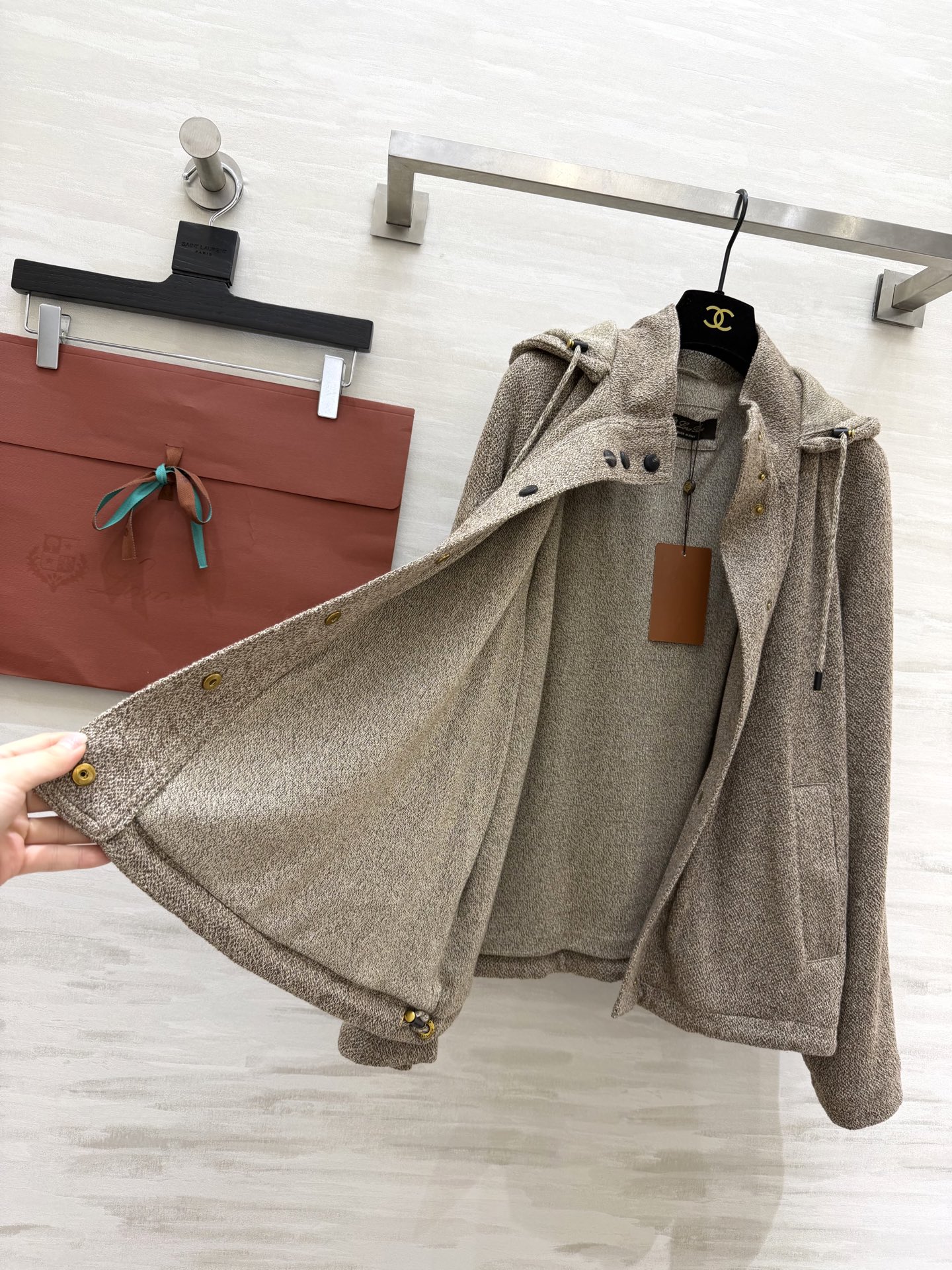 Loro Pian♡²⁶早春系列 连帽真丝羊毛亚麻混纺外套 采用高品质面料 手感软糯 质感超赞！浅驼色杂