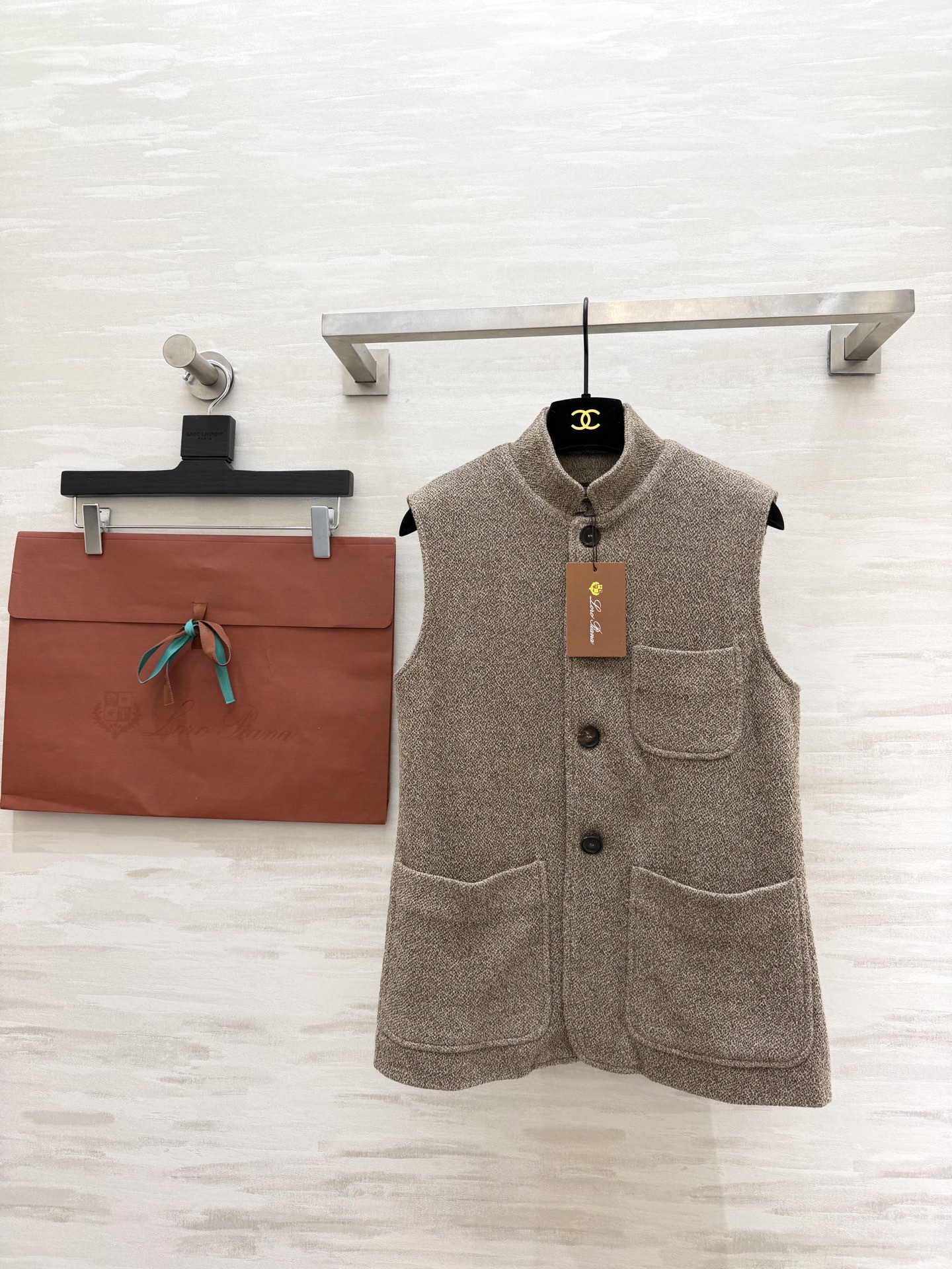 NO:740740,Loro Pian early spring series silk, wool and linen blended vest jacket is made of high-quality fabrics, feels soft and waxy, and has a great texture!  The beige texture is lazy, casual and high-end!  The black buttons are embellished with details and the waist is cut to make it comfortable and slim. It can be easily worn for commuting or festivals!  It's great to wear alone or layered with it, and it's easy to create a low-key and luxurious atmosphere!  High quality, available in stock first size S/M/L (S size bust 90, length 61), loro piana, jackets & coats, real silk,19860909Loro Pian早春系列 真丝羊毛亚麻混纺马甲外套 采用高品质面料 手感软糯 质感超赞！浅驼色杂纹肌理 慵懒随性又高级！黑色纽扣点缀细节感满满 收腰剪裁 舒适显瘦 通勤或节日都能轻松驾驭！单穿或内搭都很出彩,低调奢华氛围感轻松拿捏！高品质 现货首发sizeS/M/L（s码胸围90,衣长61）,,loro piana,jackets & coats,real silk,,Women's clothing