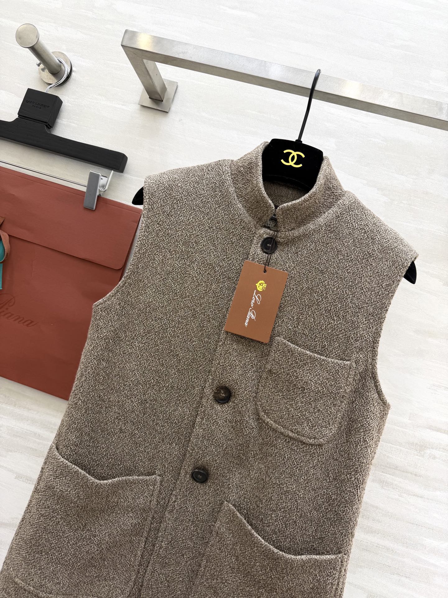 Loro Pian♡²⁶早春系列 真丝羊毛亚麻混纺马甲外套 采用高品质面料 手感软糯 质感超赞！浅驼色杂