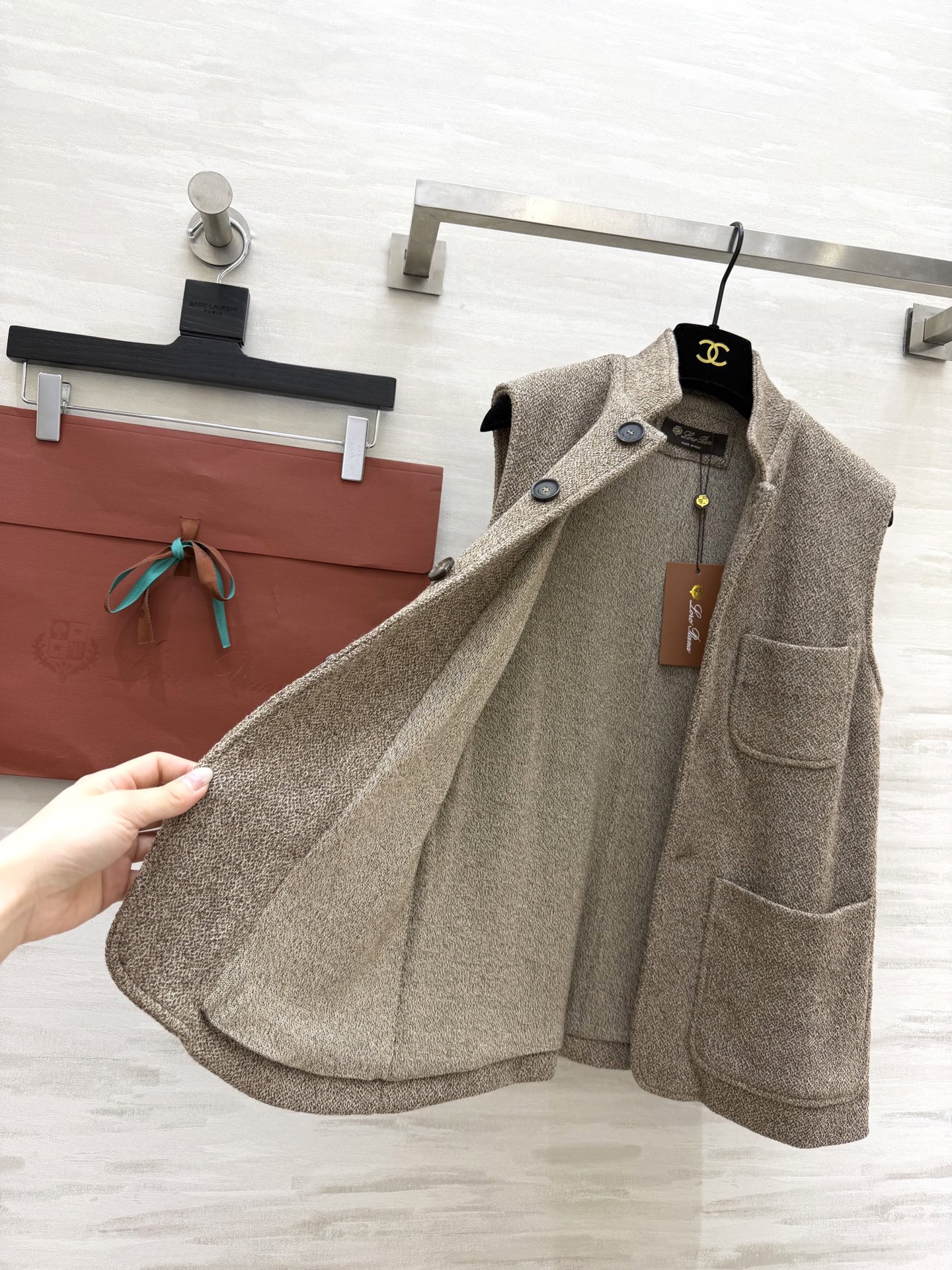 Loro Pian♡²⁶早春系列 真丝羊毛亚麻混纺马甲外套 采用高品质面料 手感软糯 质感超赞！浅驼色杂