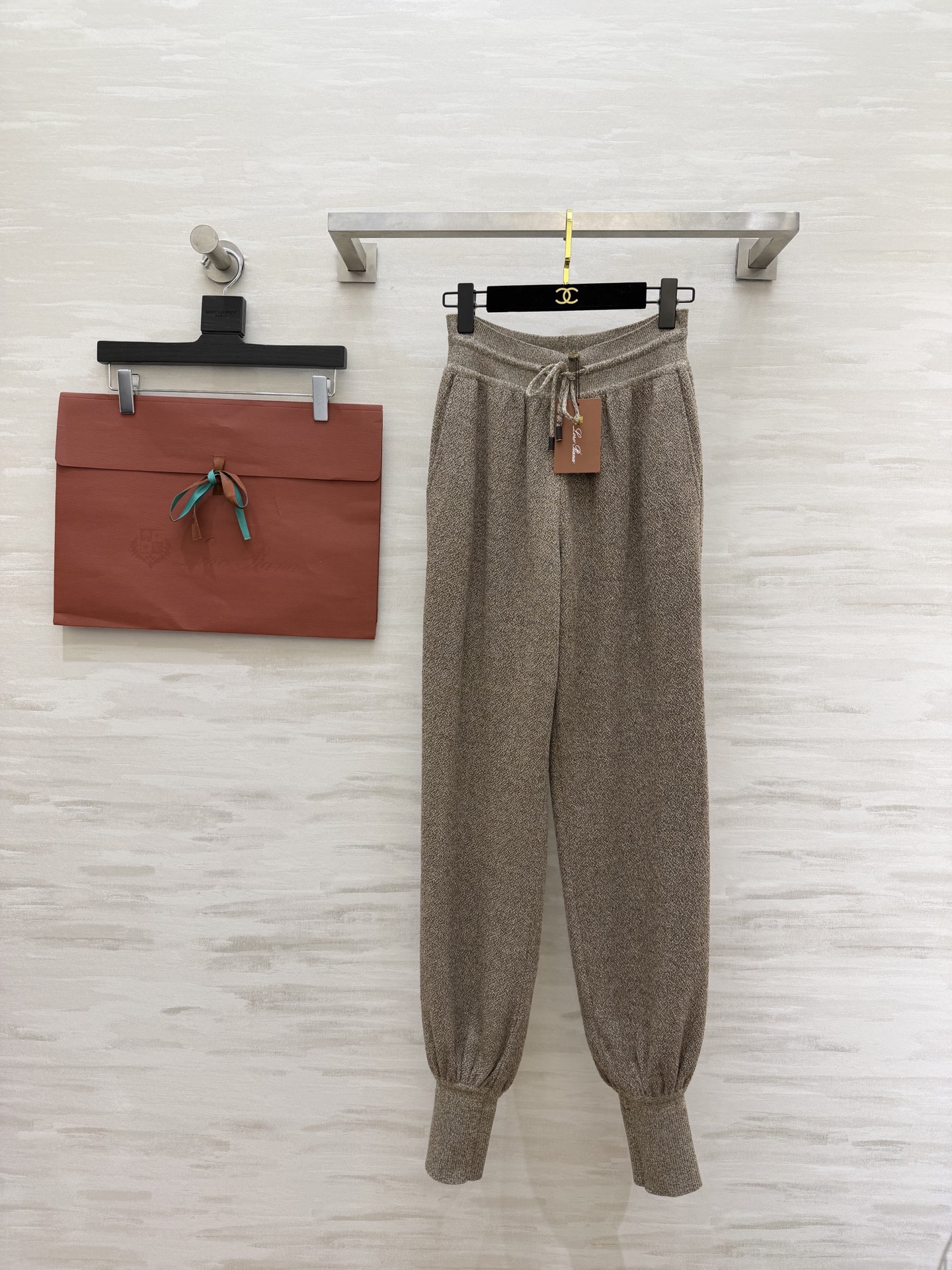 NO:740746,Hidden flesh and slimmed down the ceiling | Loro Pian zodiac pants Loro Pian Lunar New Year capsule series star item perfectly balances comfort and luxury. Many regular customers call it 'the magic pants that can be worn for ten years!  Top quality fabric!  These pants are made of a golden blending ratio of 64 virgin wool + 19 mulberry silk + 17 linen. It is Loro Piana's exclusive formula. Wool is warm, silk is smooth, and linen is breathable. The three materials are intertwined. It has the soft and waxy feel of cashmere and the sinewy feel of linen. It can be worn in spring, autumn and winter. Mouliné yarn technology gives the fabric a unique mixed color texture, like the texture on the surface of Jupiter. High-quality customization  Available in stock first size S/M/L (S size waist 66, pants length 112), loro piana, real silk, gold,19860909藏肉显瘦天花板｜Loro Pian 本命裤 Loro Pian农历新年胶囊系列 明星单品 完美平衡了舒适度和高级感 被很多老客称为‘可以穿十年的神裤！顶级面料！这条裤子采用64初剪羊毛 + 19桑蚕丝 + 17亚麻的黄金混纺比例 是Loro Piana的独家配方 羊毛保暖 真丝柔滑 亚麻透气 三种材质交织在一起 既有羊绒般的软糯触感 又有亚麻的筋骨感 春秋冬三季都能穿 Mouliné纱线工艺 让面料呈现出独特的混色肌理 像木星表面的纹理一样 高品质定制 现货首发sizeS/M/L（s码腰围66,裤长112）,,loro piana,real silk,gold,,Women's clothing