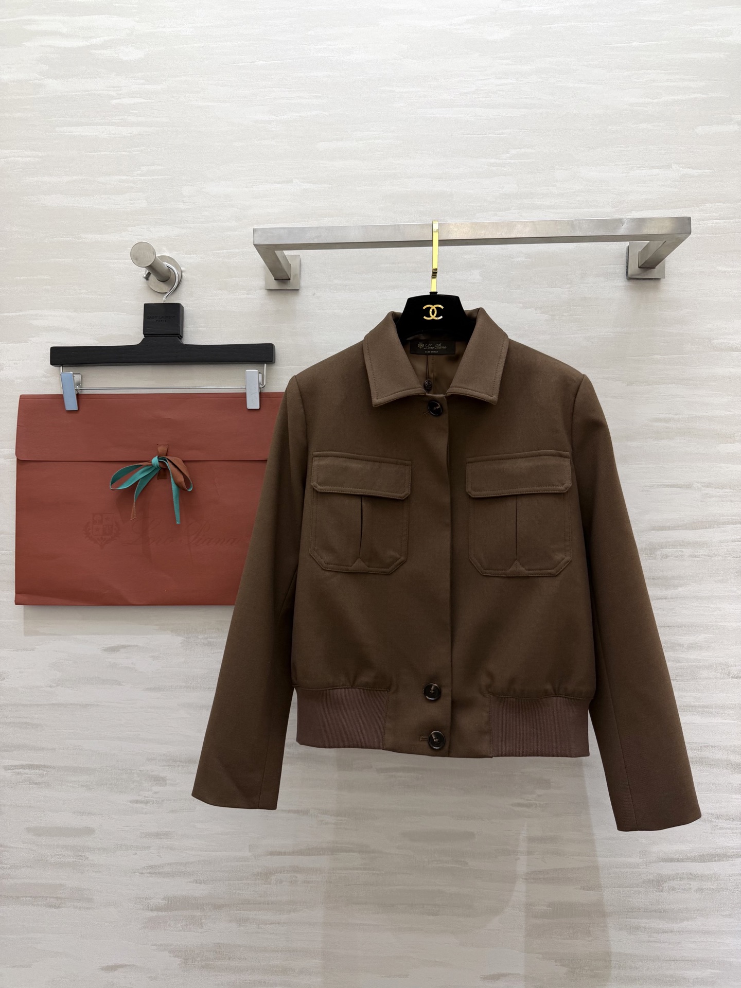 NO:740749,Loro Pian jacket has a British style design. Sand-washed twill fabric is soft and stiff. Lapel + double symmetrical pockets. It has a retro workwear feel. The details are exquisite and neatly tailored. Pair it with high-waisted pants or skirts to show your body proportions. It can be easily worn for commuting and leisure!  Brown is low-key and versatile!  High-quality customization, available in stock first size S/M/L (S size shoulder width 40, bust 106, length 54), loro piana, skirts, jackets & coats, jackets & coats,19860909Loro Pian夹克外套 英伦风设计 砂洗斜纹面料柔软又硬挺 翻领+双对称口袋 复古工装感满满 细节精致剪裁利落 搭配高腰裤或裙装超显身材比例 通勤休闲都能轻松驾驭！棕色低调百搭！高品质定制 现货首发sizeS/M/L（s码肩宽40,胸围106,衣长54）,,loro piana,skirts,jackets & coats,jackets & coats,,Women's clothing