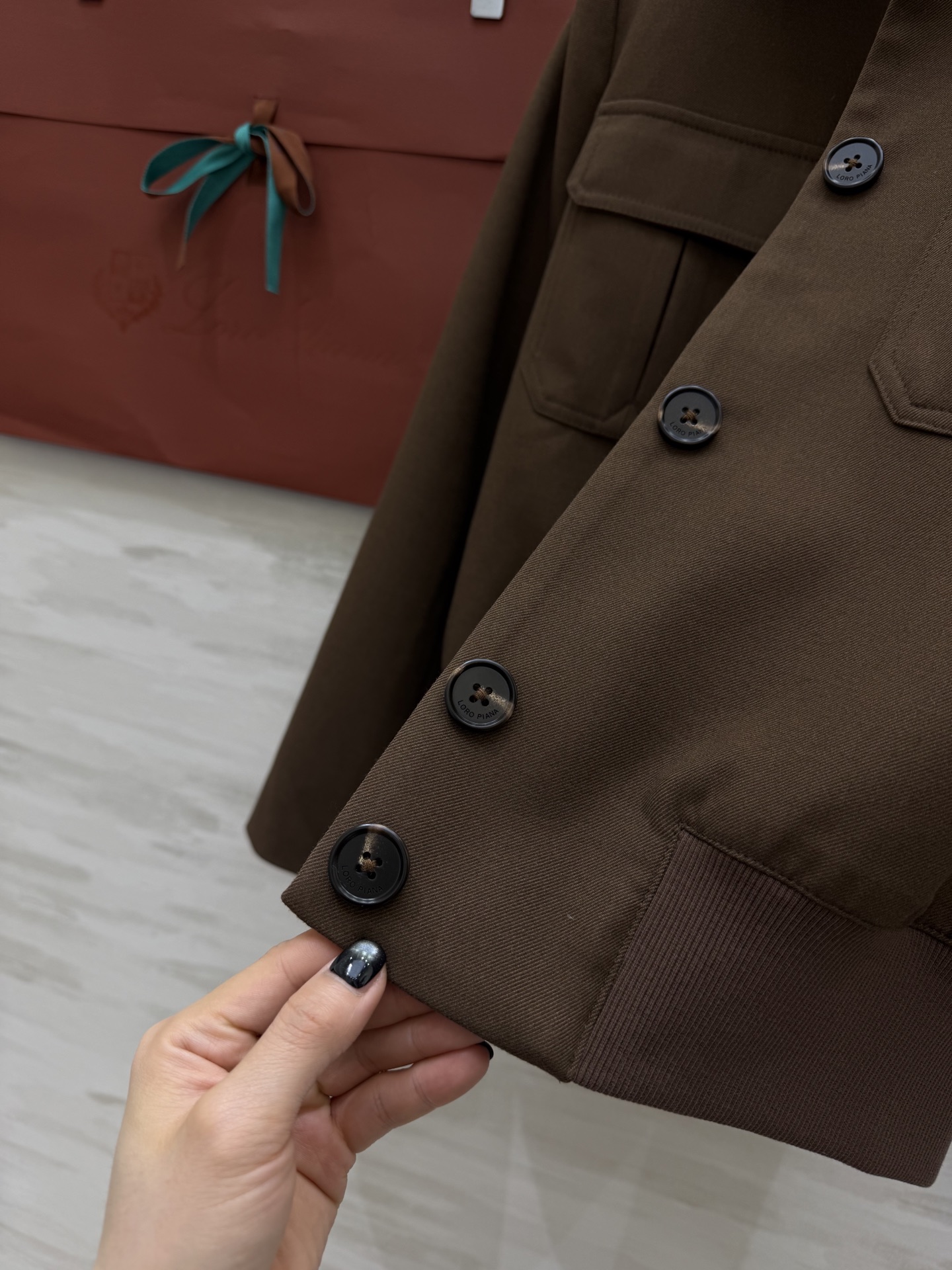 Loro Pian♡²⁶夹克外套 英伦风设计 砂洗斜纹面料柔软又硬挺 翻领+双对称口袋 复古工装感满满 