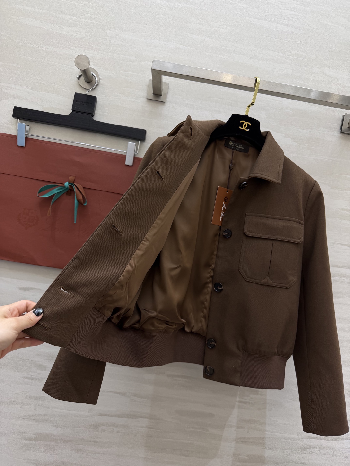 Loro Pian♡²⁶夹克外套 英伦风设计 砂洗斜纹面料柔软又硬挺 翻领+双对称口袋 复古工装感满满 