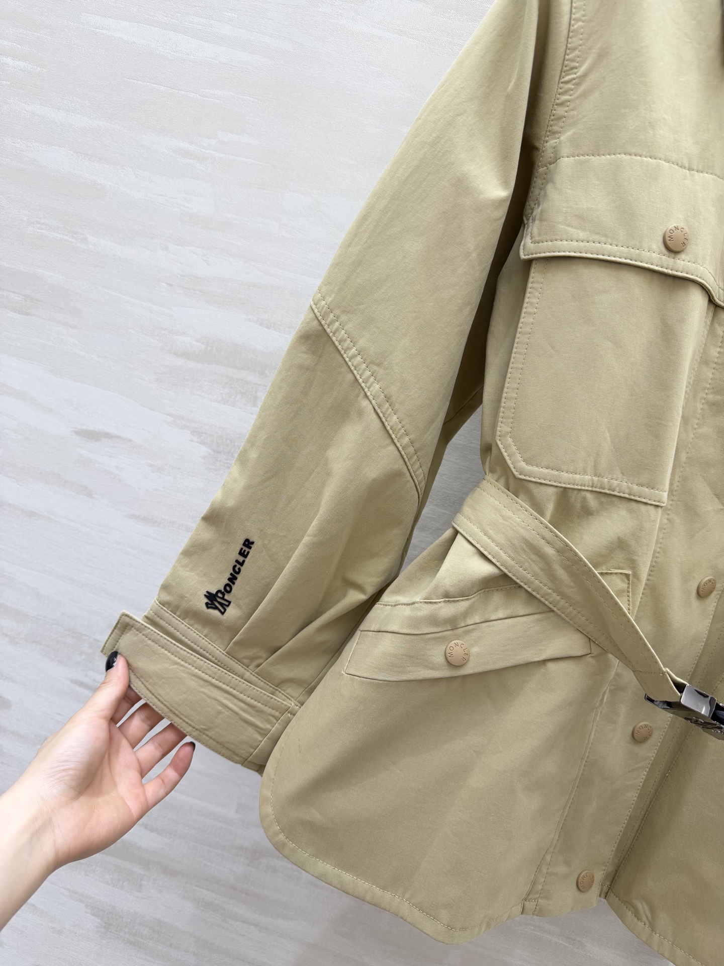 #Moncle♡²⁶Grenoble Kaeng女款束腰夹克 浅卡其色 轻薄防风面料 春夏季节超适合！可