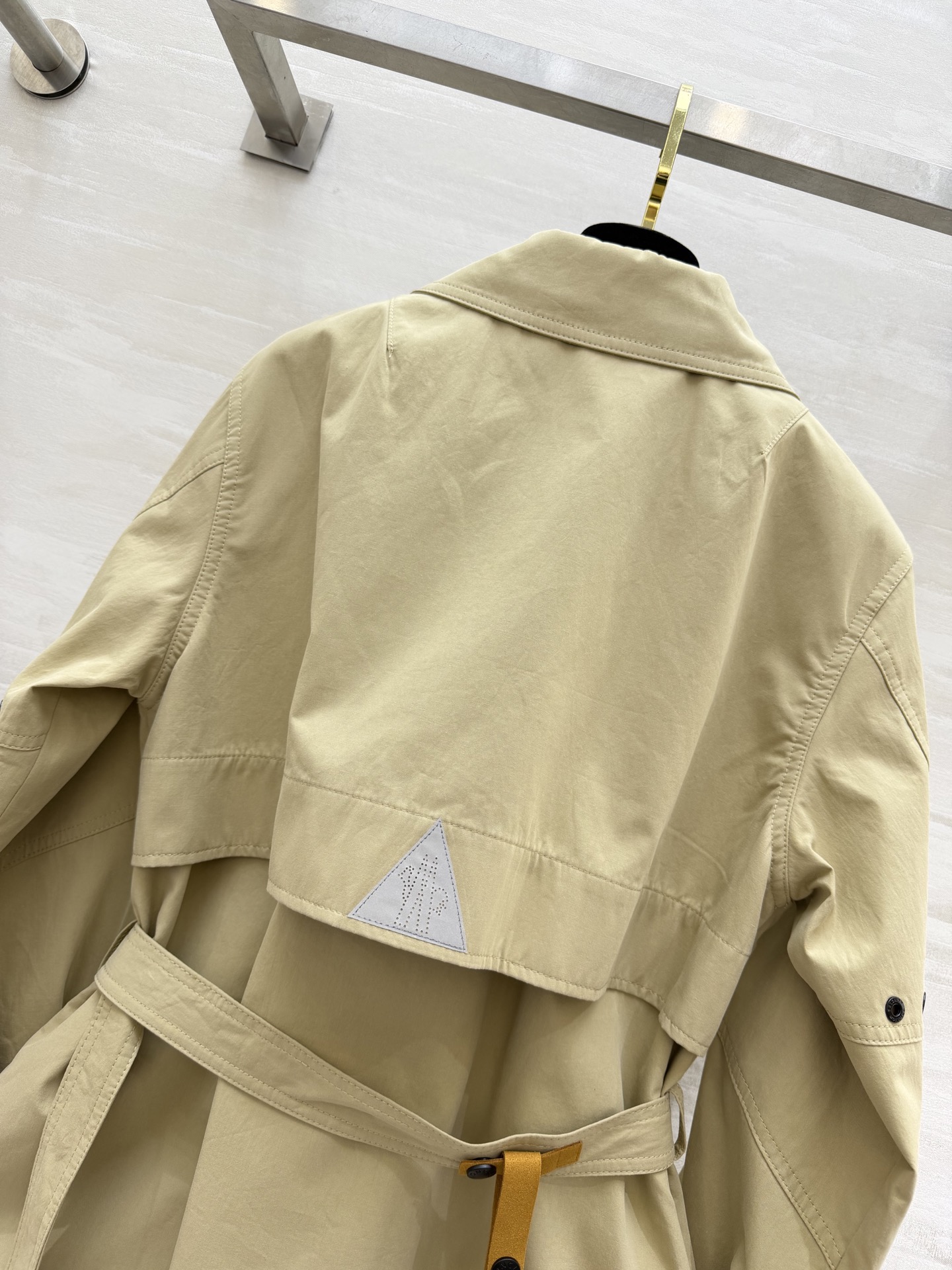 #Moncle♡²⁶Grenoble Kaeng女款束腰夹克 浅卡其色 轻薄防风面料 春夏季节超适合！可