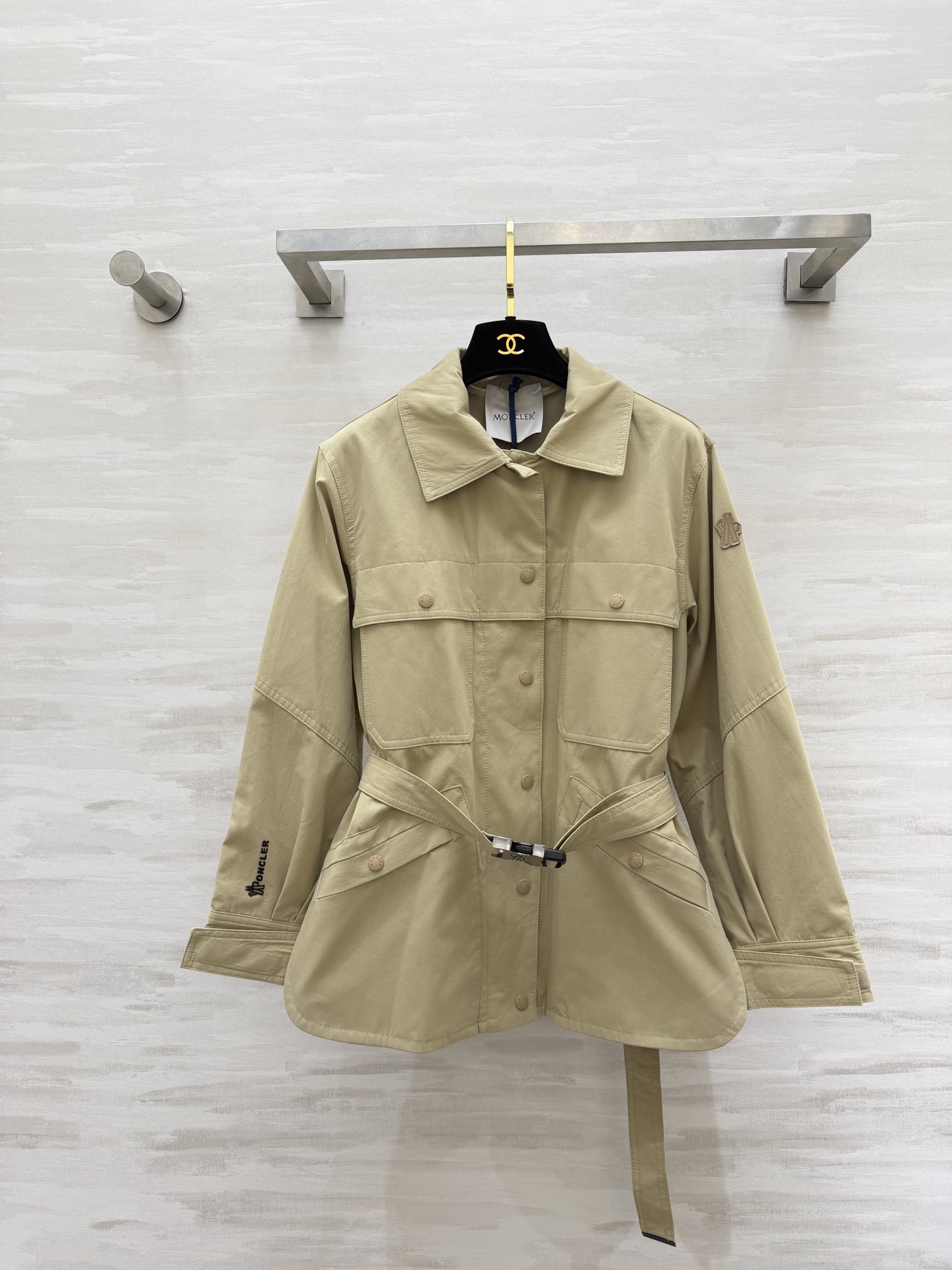NO:740726,#MoncleGrenoble Kaeng women's belted jacket, light khaki, light windproof fabric, perfect for spring and summer!  The detachable belt + metal buckle modifies the waistline and is flexible and versatile. The lapel design is simple and capable. Multiple pockets are super practical. It can be easily used for daily commuting and outdoor exploration!  It is both fashionable and functional. It is a classic item in the Moncler series. It is elegant and practical and can easily cope with various occasions!  High-quality customization, available in stock first size S/M/L (S size shoulder width 40, chest 100, length 64), jackets & coats,19860909#MoncleGrenoble Kaeng女款束腰夹克 浅卡其色 轻薄防风面料 春夏季节超适合！可拆卸腰带+金属扣 修饰腰线又灵活百搭 翻领设计简约干练 多口袋超实用 日常通勤、户外探索都能轻松驾驭！时尚与功能兼备 是Moncler系列的经典单品 优雅又实用 轻松应对多种场合！高品质定制 现货首发sizeS/M/L（s码肩宽40,胸围100,衣长64）,,jackets & coats,,Women's clothing