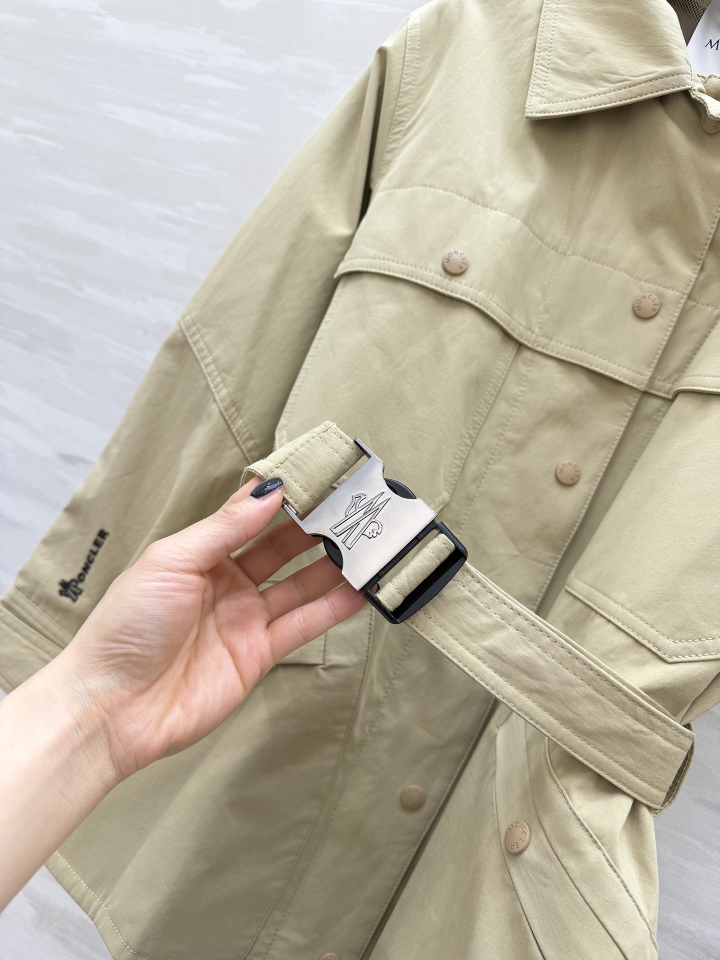 #Moncle♡²⁶Grenoble Kaeng女款束腰夹克 浅卡其色 轻薄防风面料 春夏季节超适合！可