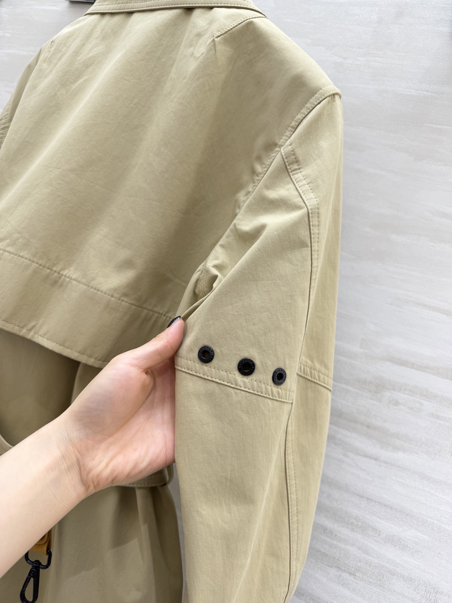#Moncle♡²⁶Grenoble Kaeng女款束腰夹克 浅卡其色 轻薄防风面料 春夏季节超适合！可