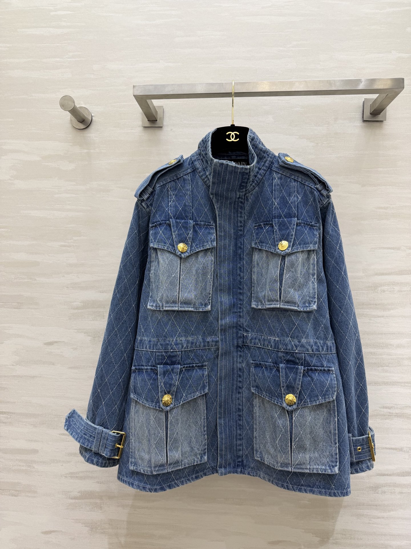 NO:740732,Balmai's new spring and summer denim work jacket is made of high-quality denim, classic blue + diamond pattern design, full of details, multiple pockets + metal buttons, practical and decorative, adjustable shoulders and waist, more comfortable to wear, zipper + lapel design, combines work style and fashion sense, can be easily worn in daily or street style, super stylish with casual pants and boots!  High-quality customization, available in stock first size S/M/L (S size shoulder width 45, bust 108, length 70), balmain, boots, jackets & coats,19860909Balmai春夏新款 牛仔工装外套 采用高品质牛仔布 经典蓝色+菱格纹设计 细节满满 多口袋+金属纽扣 实用又有装饰感 肩部和腰部可调节 穿着更舒适 拉链+翻领设计 兼具工装风和时尚感 日常或街头风都能轻松驾驭 搭配休闲裤、靴子超有型！高品质定制 现货首发sizeS/M/L（s码肩宽45,胸围108,衣长70）,,balmain,boots,jackets & coats,,Women's clothing