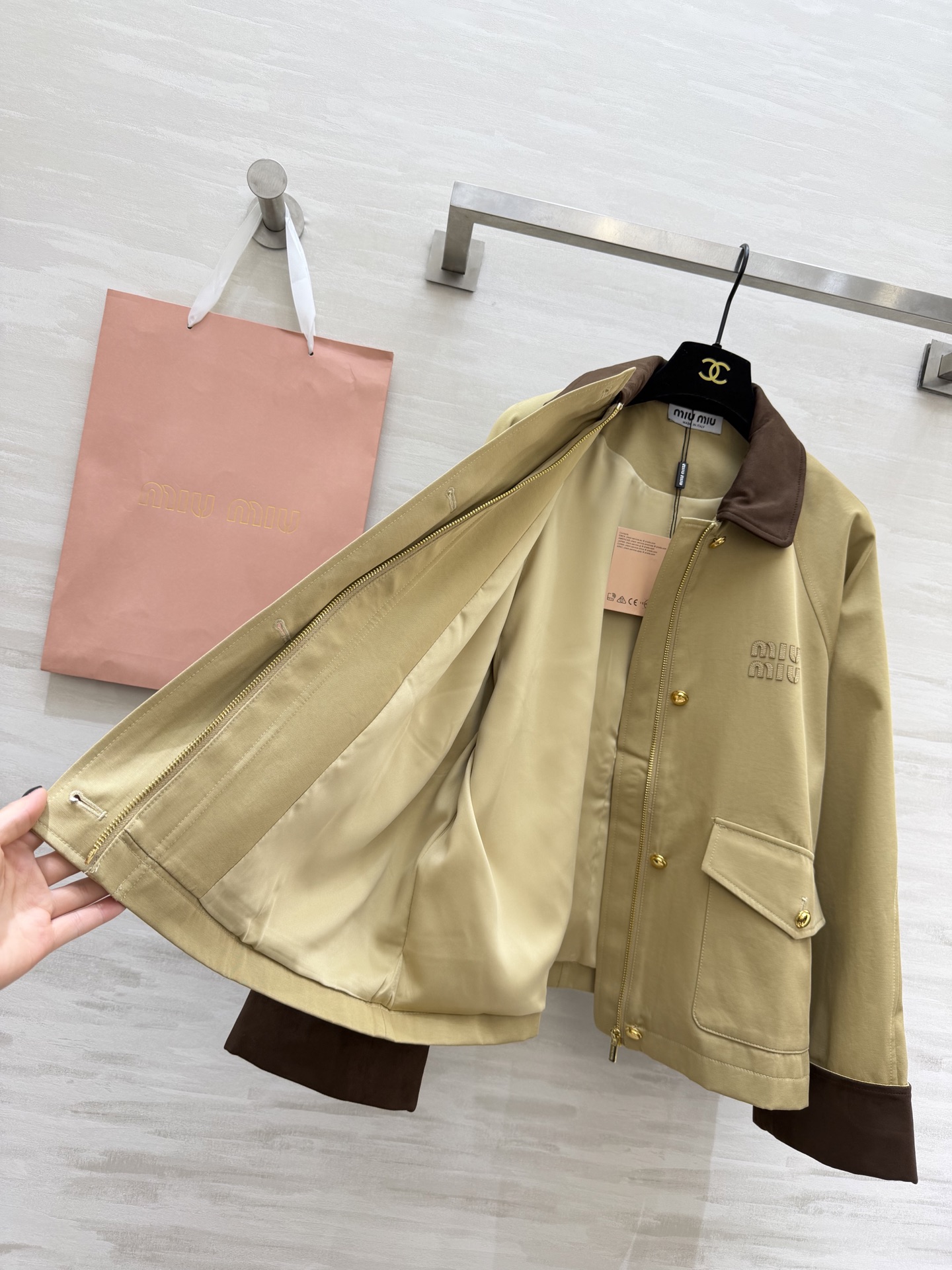 #MiuMi♡²⁶春夏新款 撞色翻领外套 卡其色主调+麂皮绒翻领和袖口 复古又时髦！金属纽扣+胸前刺绣徽