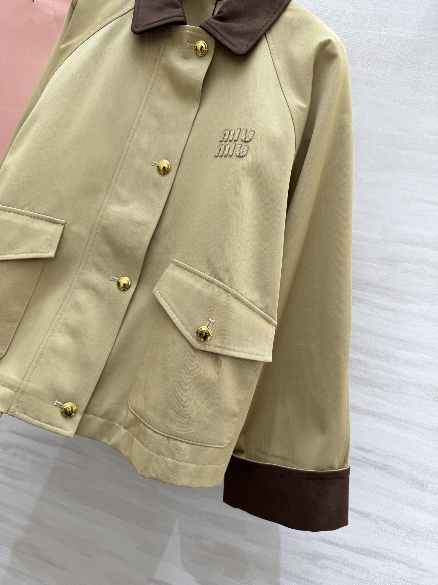 #MiuMi♡²⁶春夏新款 撞色翻领外套 卡其色主调+麂皮绒翻领和袖口 复古又时髦！金属纽扣+胸前刺绣徽