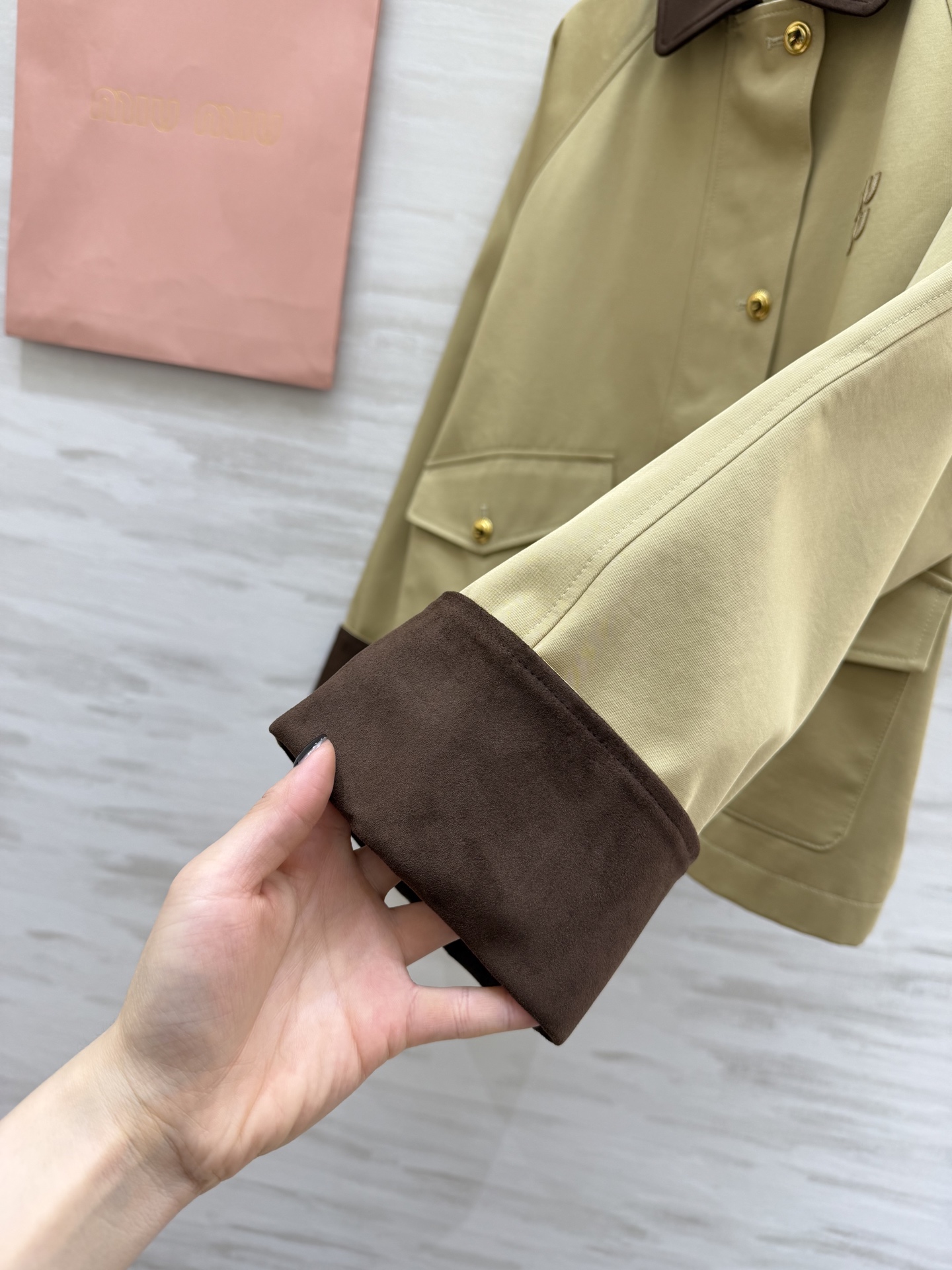 #MiuMi♡²⁶春夏新款 撞色翻领外套 卡其色主调+麂皮绒翻领和袖口 复古又时髦！金属纽扣+胸前刺绣徽