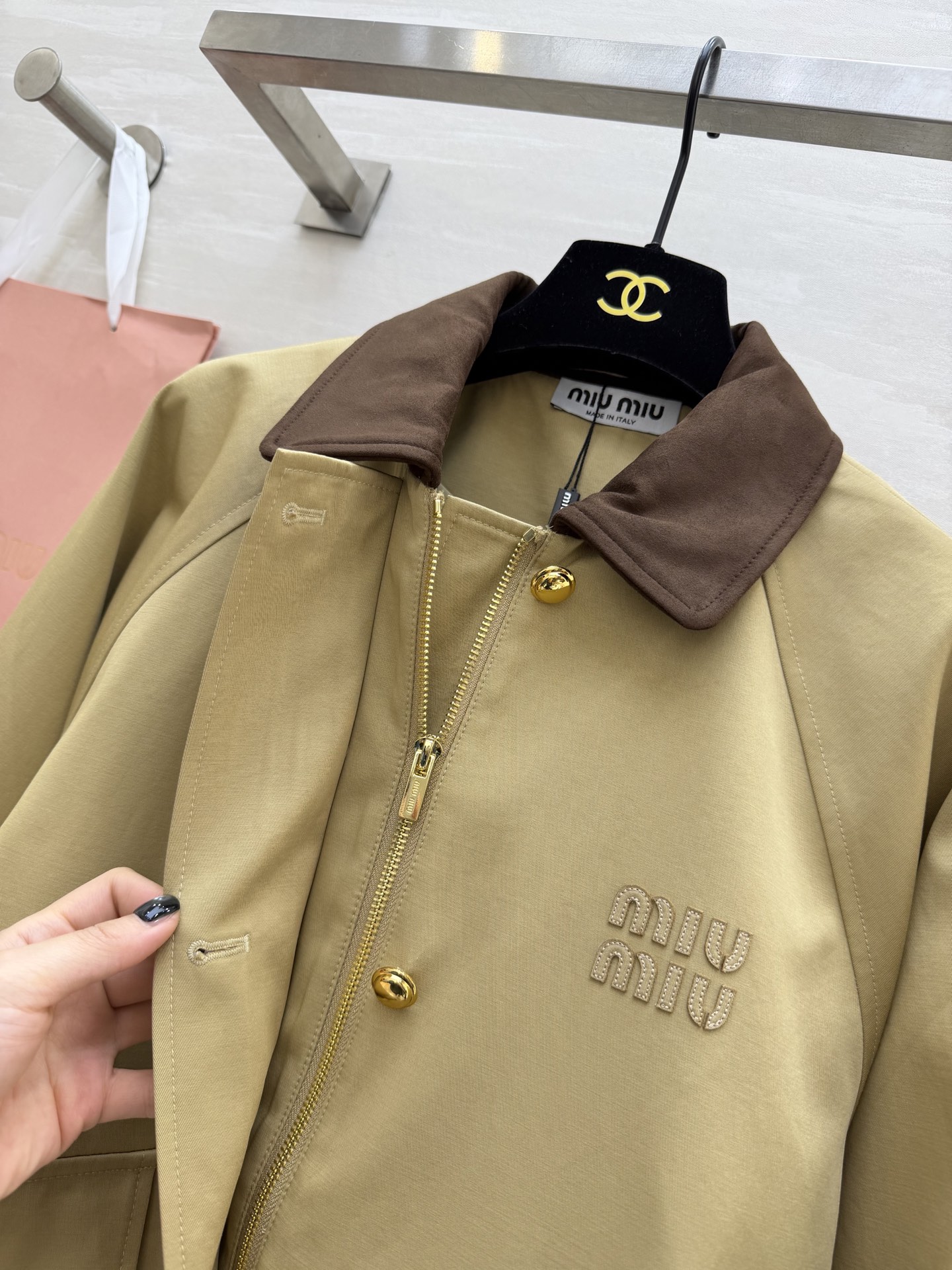 #MiuMi♡²⁶春夏新款 撞色翻领外套 卡其色主调+麂皮绒翻领和袖口 复古又时髦！金属纽扣+胸前刺绣徽