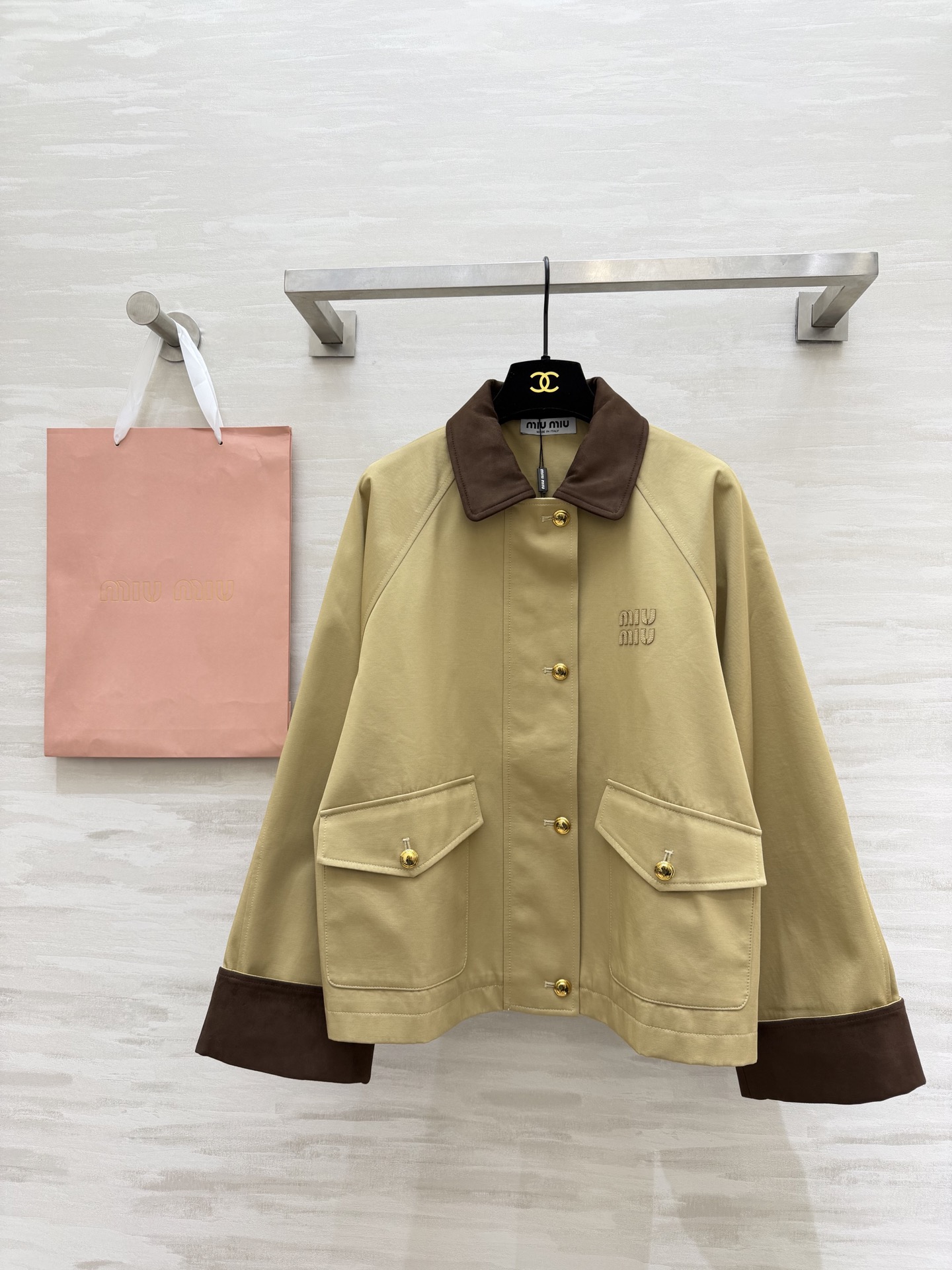 NO:740738,#MiuMi Spring and Summer New Style Contrast Color Lapel Jacket Khaki Main Color + Suede Lapel and Cuffs Retro and Fashionable!  Metal buttons + embroidered logo on the chest. Perfect details. Three-dimensional tailoring to make you look taller and slimmer. High-quality customization. Available in stock first size S/M/L (S size bust 114, length 59),,miumiu,jackets & coats,chamois leather,19860909#MiuMi春夏新款 撞色翻领外套 卡其色主调+麂皮绒翻领和袖口 复古又时髦！金属纽扣+胸前刺绣徽标 细节满分 立体剪裁超显高显瘦 高品质定制 现货首发sizeS/M/L（s码胸围114,衣长59）,,miumiu,jackets & coats,chamois leather,,Women's clothing