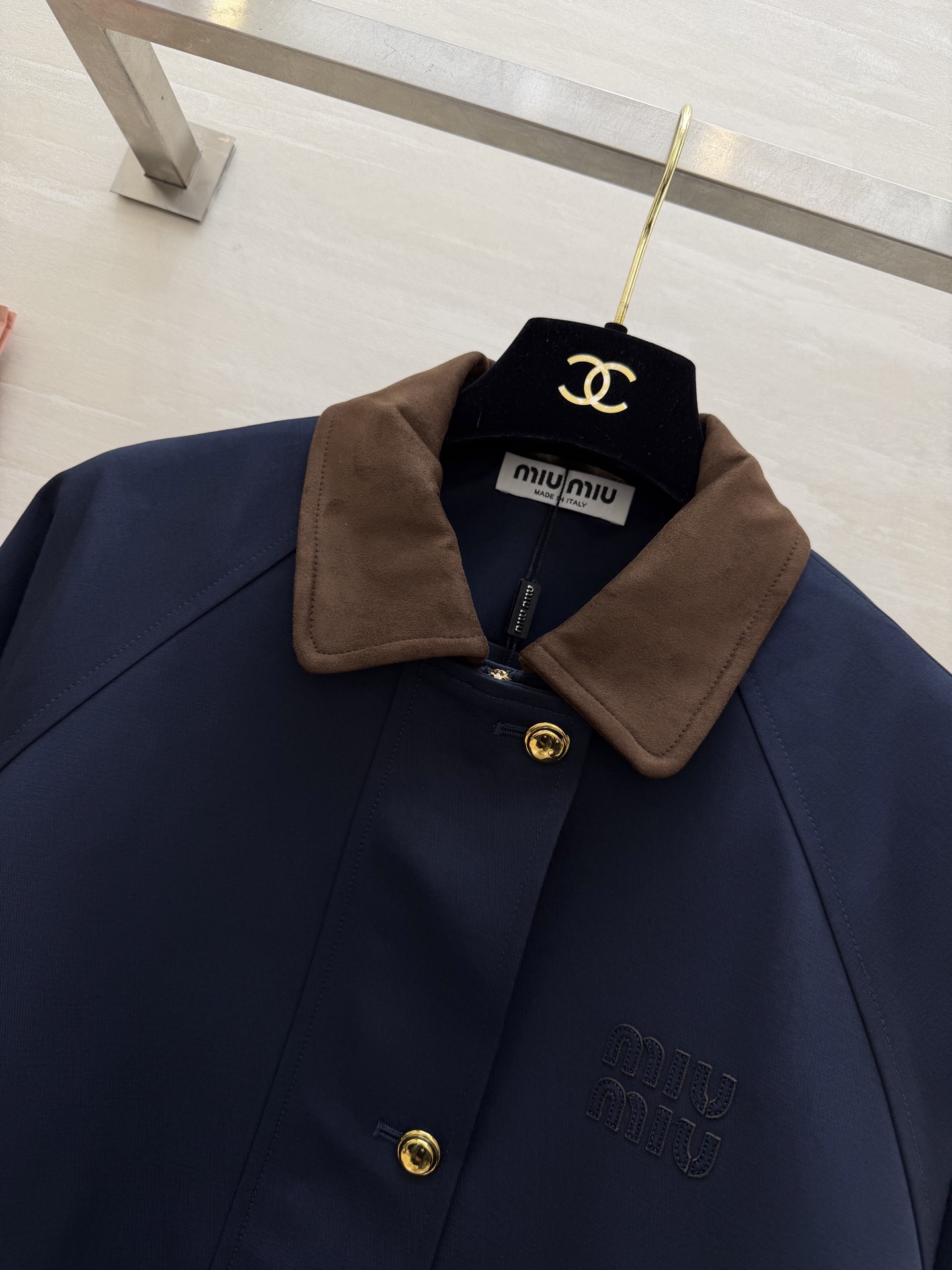 #MiuMi♡²⁶春夏新款 撞色翻领外套 卡其色主调+麂皮绒翻领和袖口 复古又时髦！金属纽扣+胸前刺绣徽