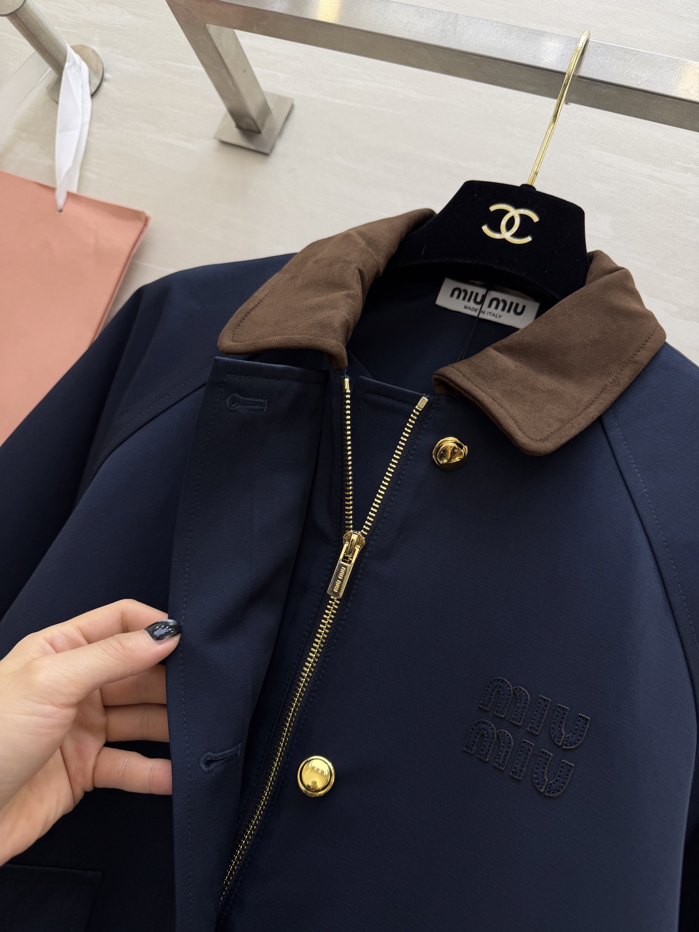 #MiuMi♡²⁶春夏新款 撞色翻领外套 卡其色主调+麂皮绒翻领和袖口 复古又时髦！金属纽扣+胸前刺绣徽