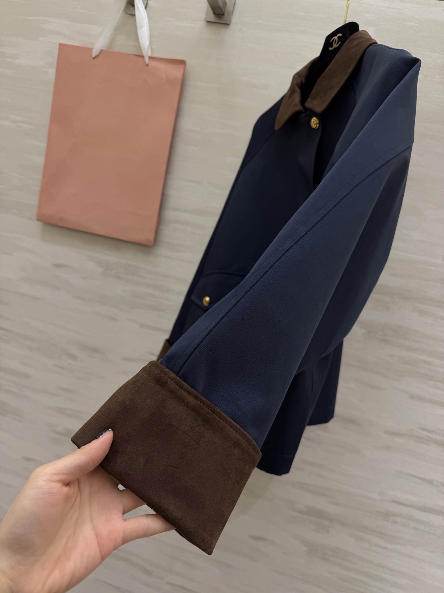 #MiuMi♡²⁶春夏新款 撞色翻领外套 卡其色主调+麂皮绒翻领和袖口 复古又时髦！金属纽扣+胸前刺绣徽