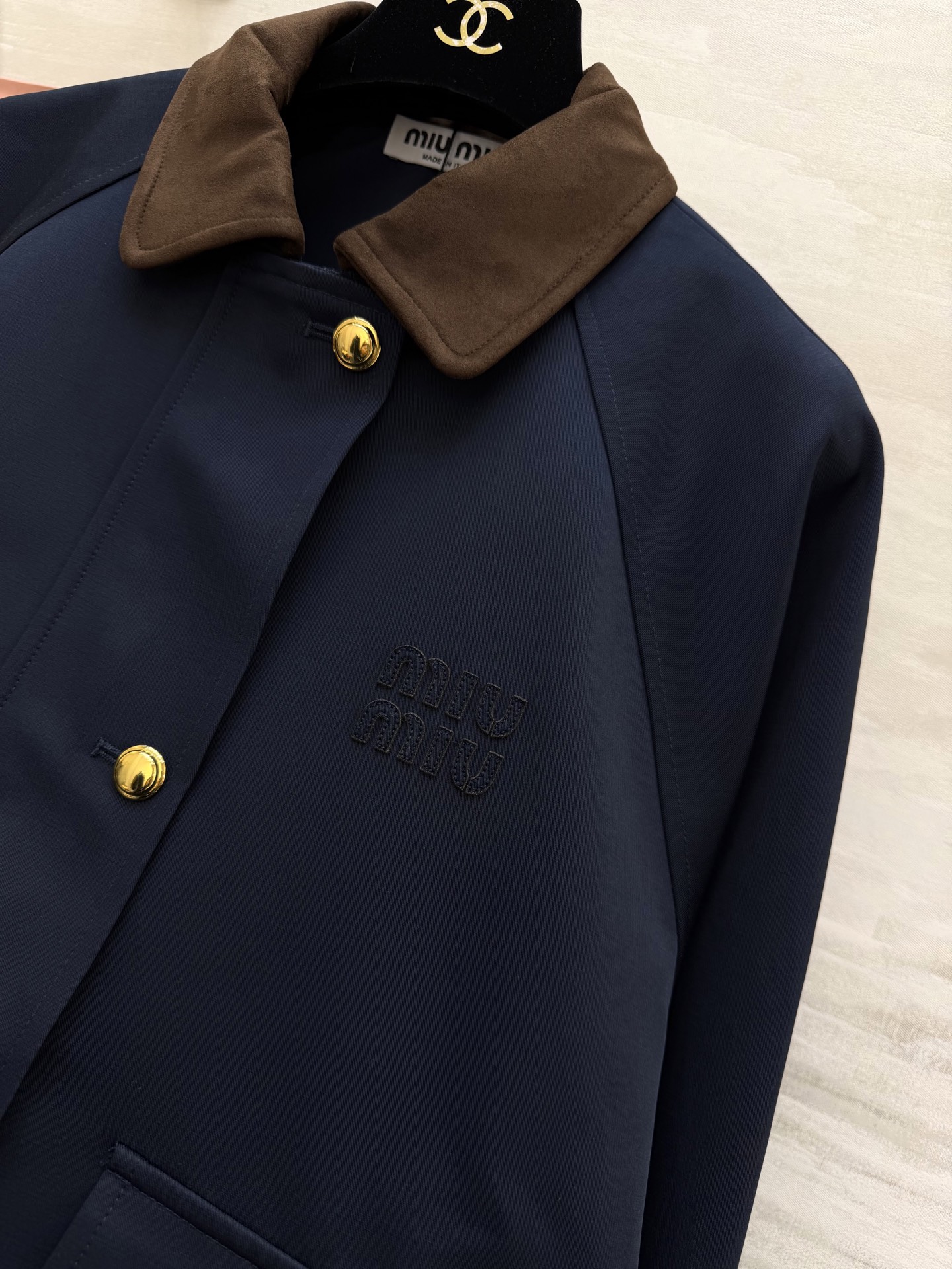 #MiuMi♡²⁶春夏新款 撞色翻领外套 卡其色主调+麂皮绒翻领和袖口 复古又时髦！金属纽扣+胸前刺绣徽