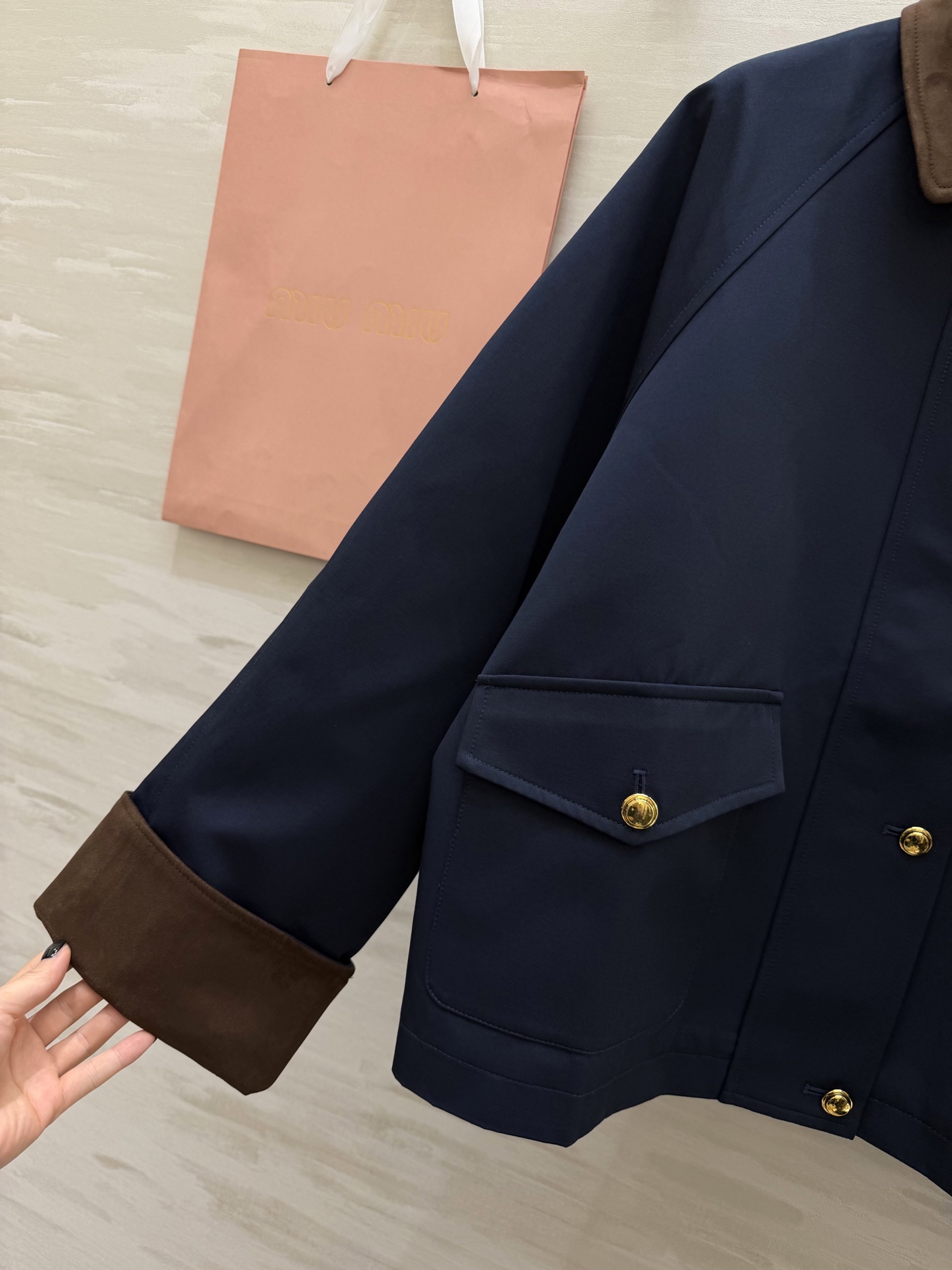 #MiuMi♡²⁶春夏新款 撞色翻领外套 卡其色主调+麂皮绒翻领和袖口 复古又时髦！金属纽扣+胸前刺绣徽