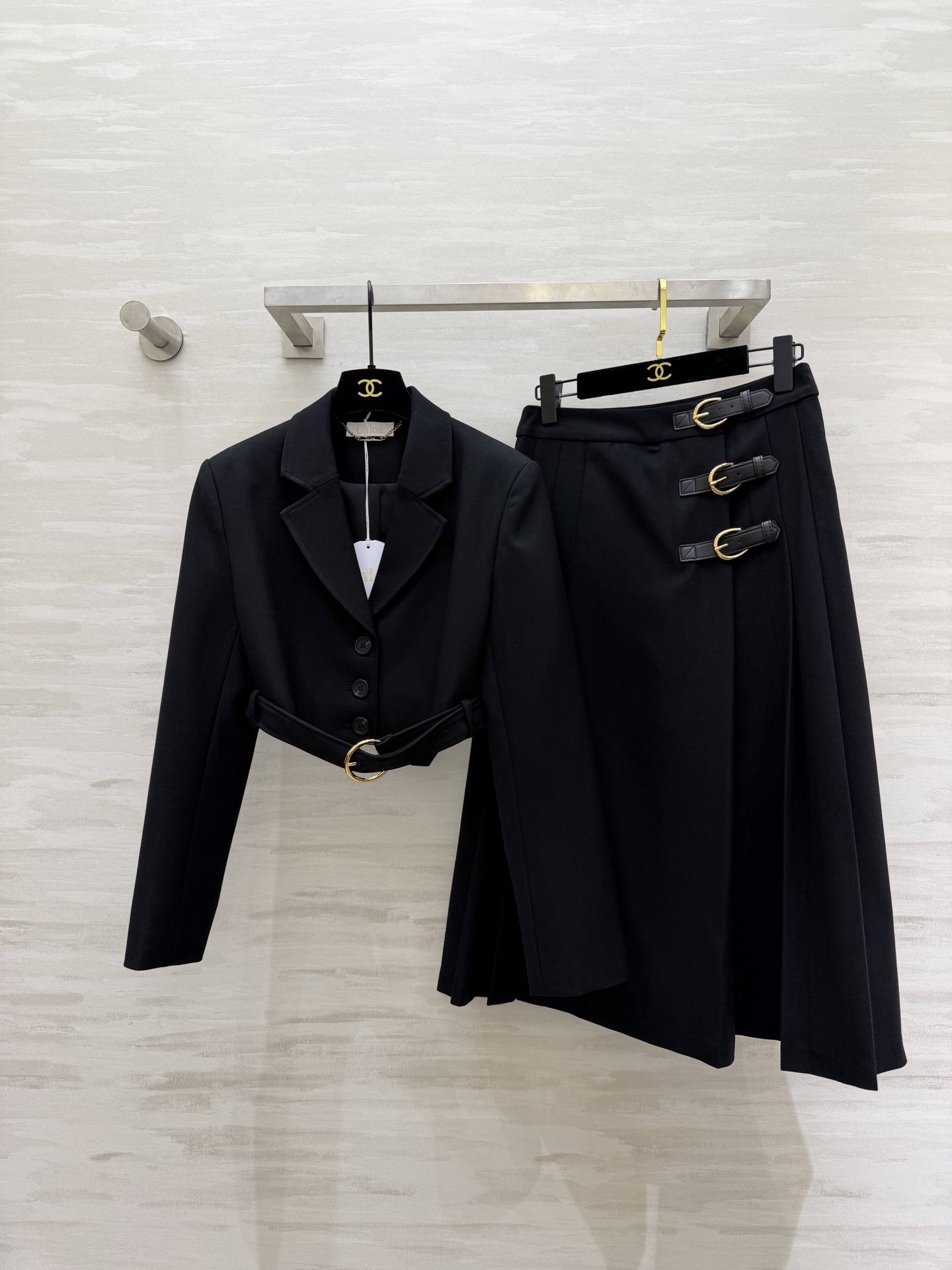 NO:740750,Jackets, skirts #Chlo new spring and summer black suit, short suit jacket + high-waisted pleated skirt, simple and elegant yet super textured!  The jacket is equipped with a metal round buckle belt to tuck in the waist and show off the figure. The skirt has multiple leather straps + metal buckles. The details are perfect. The fabric is crisp and stylish, making it very stylish in spring and summer!  Easily suitable for commuting and formal occasions. Elegant and capable. A must-have for working girls!  High-quality customization, available in stock first size S/M/L (S size shoulder width 40, bust 90, dress length 37, skirt waist 66, skirt length 73).,,chloe,skirts,jackets & coats,business suit,19860909外套,半裙#Chlo春夏新款 黑色西装套装 短款西装外套+高腰百褶半身裙 简约大气又超有质感！外套配金属圆扣腰带 收腰显身材 裙身多条皮质袢带+金属扣 细节满分 面料挺括,春夏穿超有气场！通勤、正式场合都能轻松驾驭 优雅又干练 职场女生必入！高品质定制 现货首发sizeS/M/L（s码肩宽40,胸围90,衣长37,半裙腰围66,裙长73）.,,chloe,skirts,jackets & coats,business suit,,Women's clothing