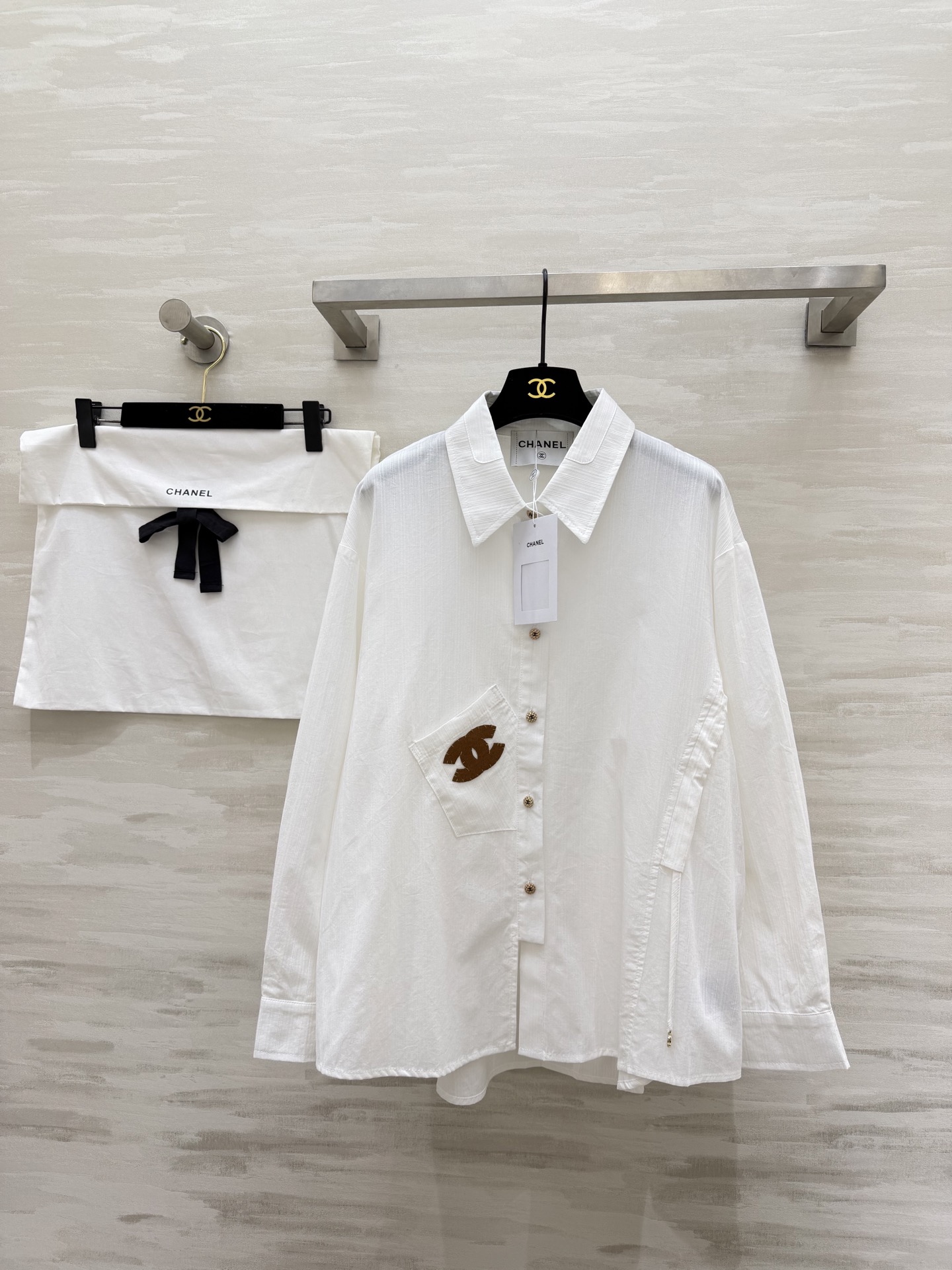 NO:740727,#CHANE white shirt has a relaxed French atmosphere. Double C embroidered pockets + metal buttons. The details are full of elegance. It can be salty or sweet. It is magical when worn alone or layered. You must have a set of 'atmosphere ceiling' in your wardrobe. You know what's in stock ~ high quality size 36/38/40 (shoulder width 50 in size 38, bust 106, length 65),,chanel,19860909#CHANE白衬衣 自带松弛感的法式氛围 双C刺绣口袋+金属纽扣 细节里全是贵气 可盐可甜 单穿叠穿都封神 衣柜里必须有一套的“氛围感天花板” 现货懂的来～高品质 size36/38/40（38码肩宽50,胸围106,衣长65）,,chanel,,Women's clothing