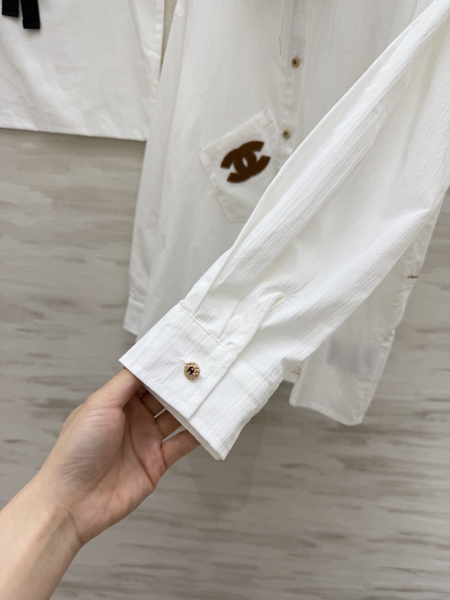 #CHANE♡²⁶白衬衣✨ 自带松弛感的法式氛围 双C刺绣口袋+金属纽扣 细节里全是贵气 可盐可甜 单穿