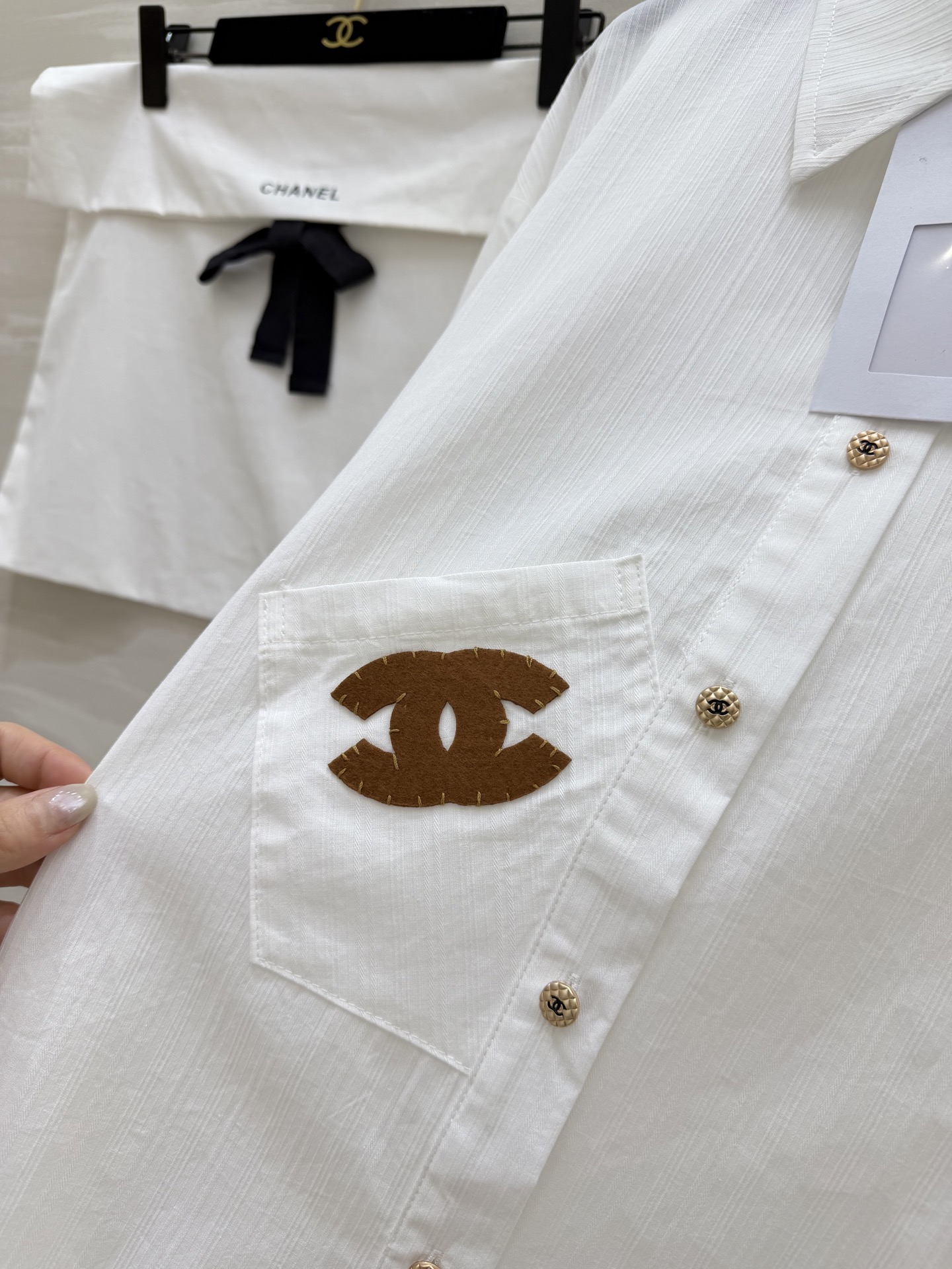 #CHANE♡²⁶白衬衣✨ 自带松弛感的法式氛围 双C刺绣口袋+金属纽扣 细节里全是贵气 可盐可甜 单穿