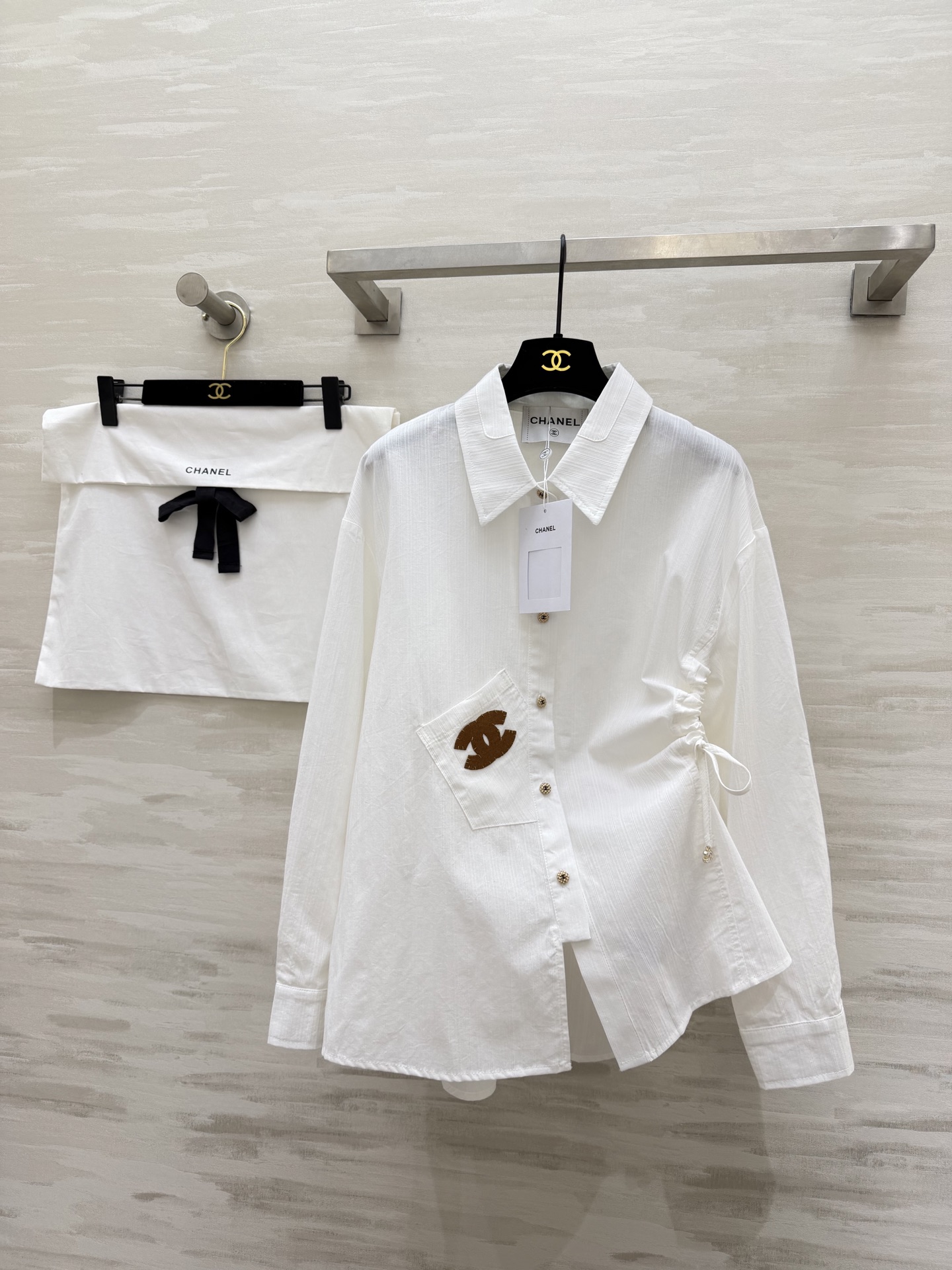#CHANE♡²⁶白衬衣✨ 自带松弛感的法式氛围 双C刺绣口袋+金属纽扣 细节里全是贵气 可盐可甜 单穿