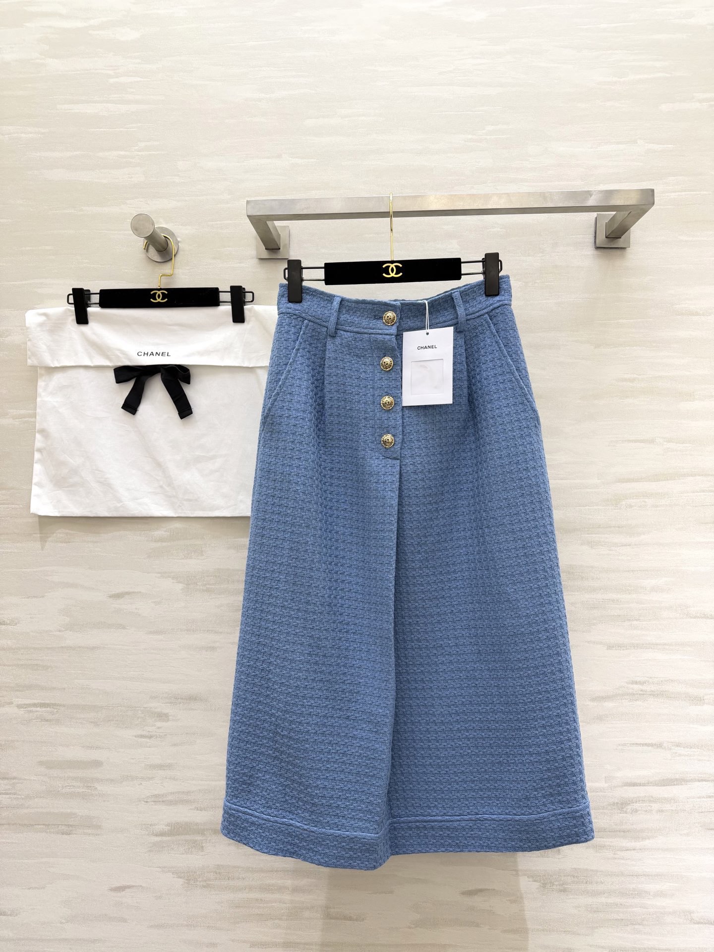 NO:740748,#ChaneC Holiday Series Blue short braided tweed wide-leg cropped trousers, retro and elegant, high-quality customization, available in stock first size S/M/L (S size waist 68, hip 92, trouser length 80),,chanel,19860909#ChaneC度假系列 蓝色短款编织花呢阔腿七分裤 复古优雅 高品质定制 现货首发sizeS/M/L（s码腰围68,臀围92,裤长80）,,chanel,,Women's clothing