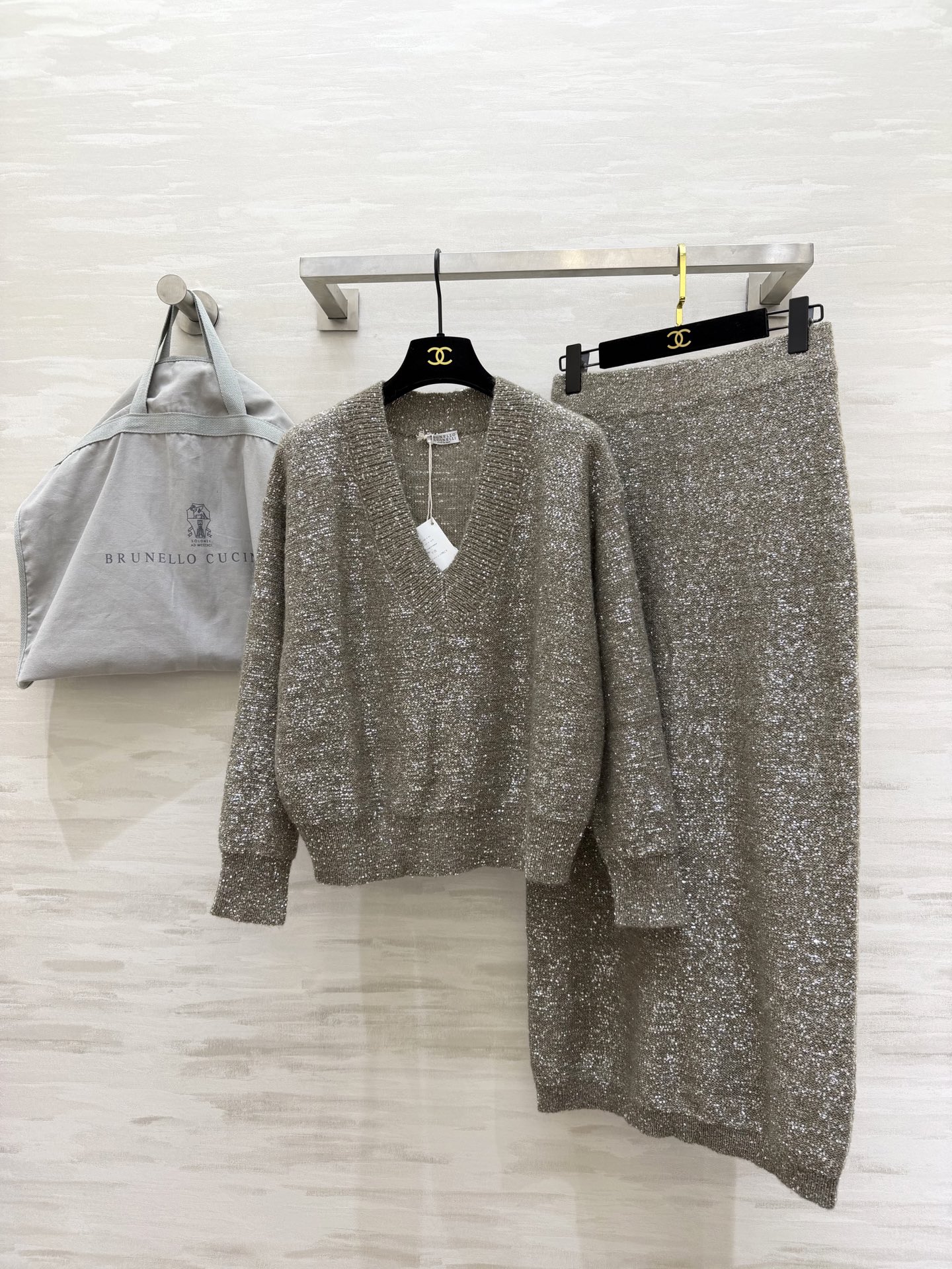 NO:742983,#Brunello Cucinell's new sequined sweater series. Italian luxury brand Brunello Cucinell uses high-quality cashmere blend. It is soft and skin-friendly. The sequin embellishment shines like a star. The top V-neck + dropped shoulder design is relaxed and elegant. Pair it with the same series of skirts to easily create an 'old money style' outfit!  It can be easily used for daily commuting and holiday parties. The entire upper body has both luxurious texture and high-end design. High quality. Available now. Sold separately. SizeS/M/L (tops, skirts), women's clothing, brunello cucinelli, skirts,19860909#Brunello Cucinell新款 亮片针织衫系列 意大利奢侈品牌Brunello Cucinell 采用高品质羊绒混纺 柔软亲肤 亮片点缀如星河般闪耀 上衣V领+落肩设计 松弛优雅 搭配同系列半裙轻松打造“老钱风”穿搭！日常通勤、节日聚会都能轻松驾驭 整套上身奢华质感与高级设计兼具 高品质 现货首发 分开发售sizeS/M/L（上衣,半裙）,女装,brunello cucinelli,skirts,,Women's clothing