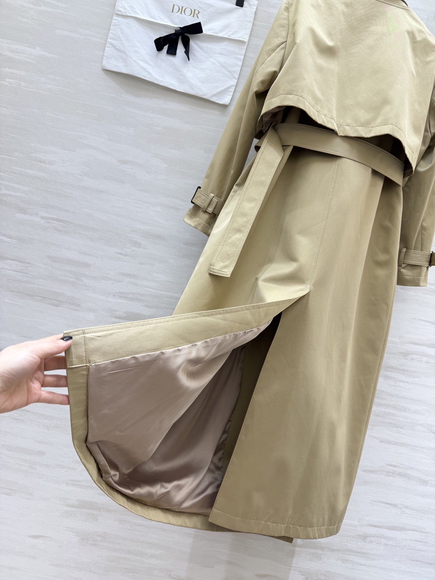 #DIO♡²⁶春夏风衣两件套｜把优雅焊在身上 ✨卡其色永不过时 无袖长裙+短款外套 一衣多穿不费力！无论