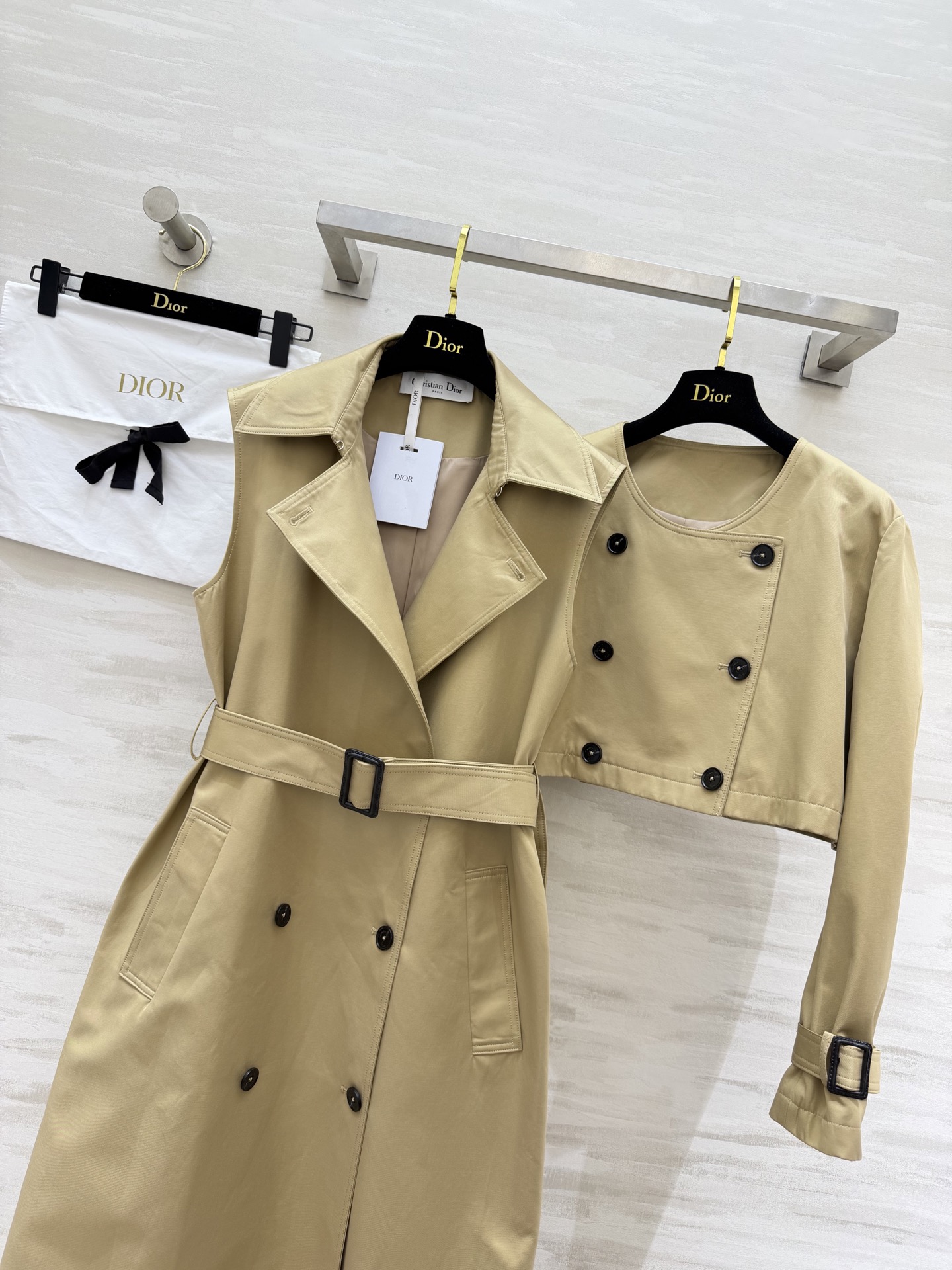 #DIO♡²⁶春夏风衣两件套｜把优雅焊在身上 ✨卡其色永不过时 无袖长裙+短款外套 一衣多穿不费力！无论