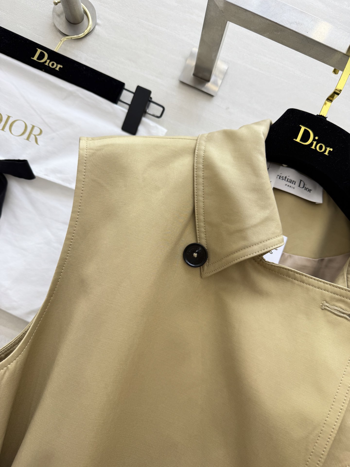 #DIO♡²⁶春夏风衣两件套｜把优雅焊在身上 ✨卡其色永不过时 无袖长裙+短款外套 一衣多穿不费力！无论