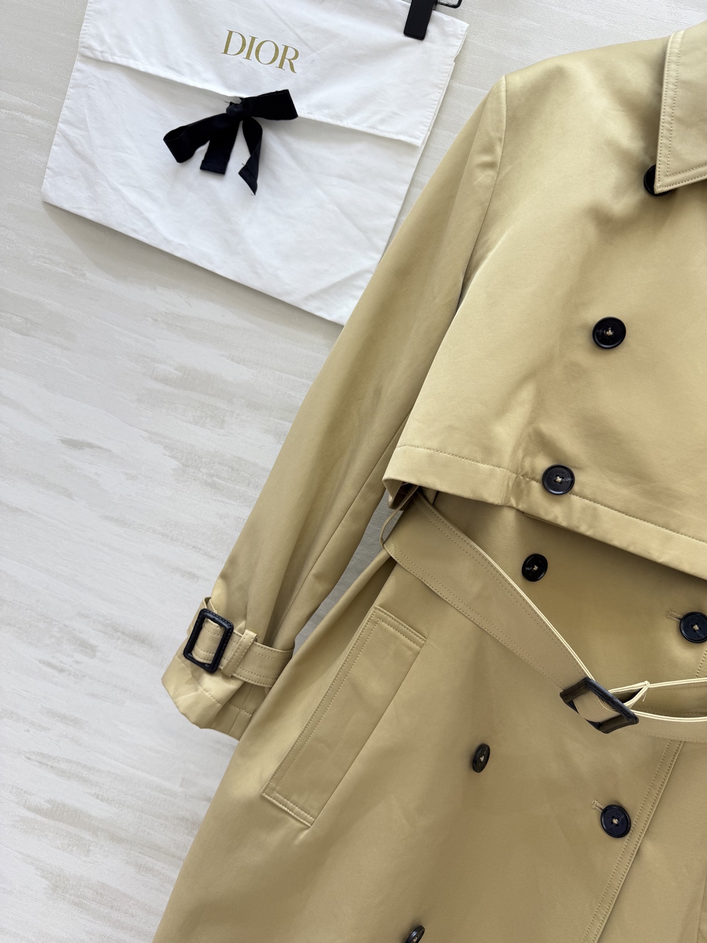 #DIO♡²⁶春夏风衣两件套｜把优雅焊在身上 ✨卡其色永不过时 无袖长裙+短款外套 一衣多穿不费力！无论