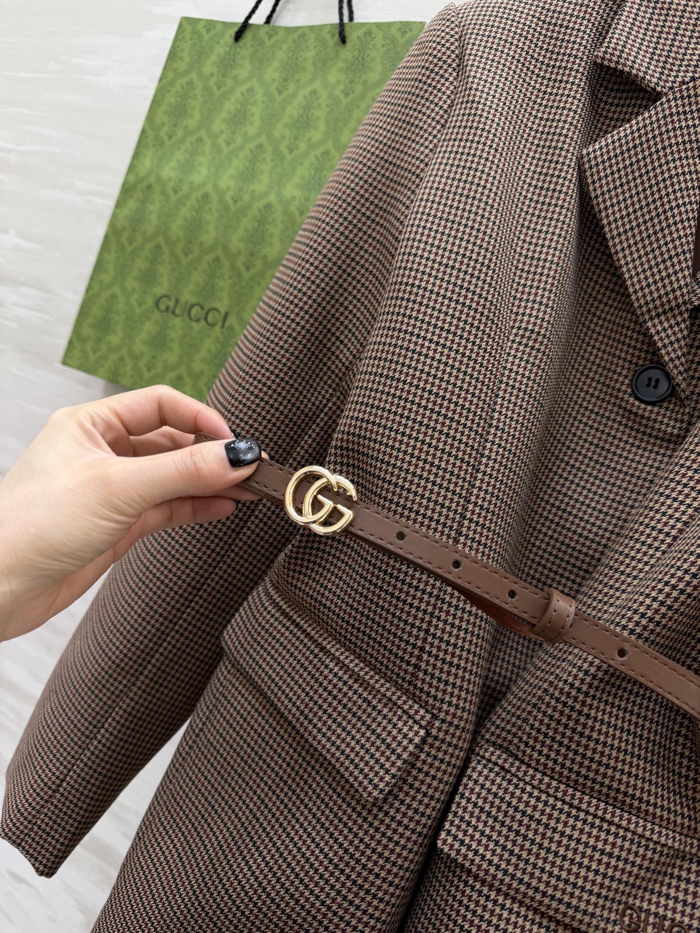 #Gucc♡²⁶复古千鸟格西装 把优雅焊在身上✨经典千鸟格永不过时 收腰设计+双G腰带 瞬间把比例拉到黄