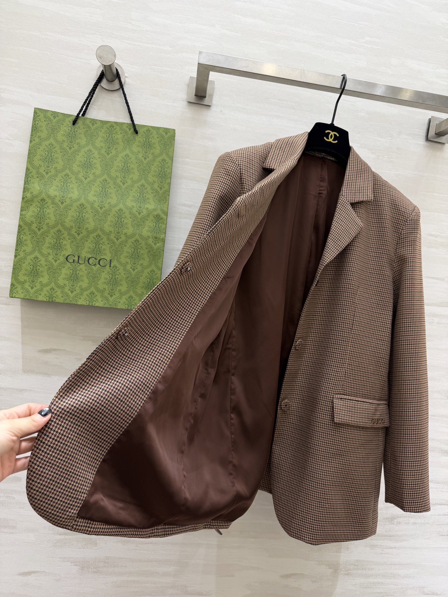 #Gucc♡²⁶复古千鸟格西装 把优雅焊在身上✨经典千鸟格永不过时 收腰设计+双G腰带 瞬间把比例拉到黄